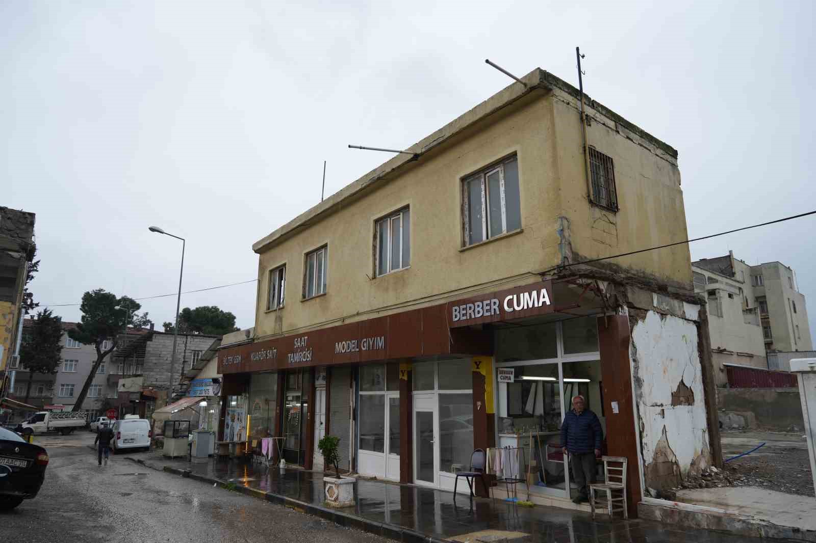 Asrın felaketi meslek aşkını yıkamadı: 50 yıllık berber, hasarlı dükkanını terk etmedi
