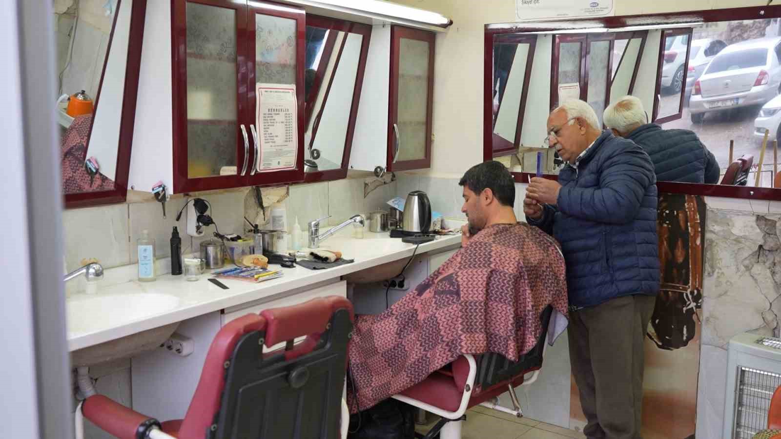 Asrın felaketi meslek aşkını yıkamadı: 50 yıllık berber, hasarlı dükkanını terk etmedi
