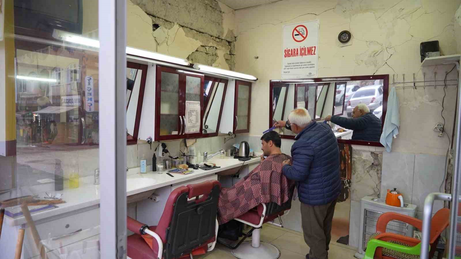 Asrın felaketi meslek aşkını yıkamadı: 50 yıllık berber, hasarlı dükkanını terk etmedi

