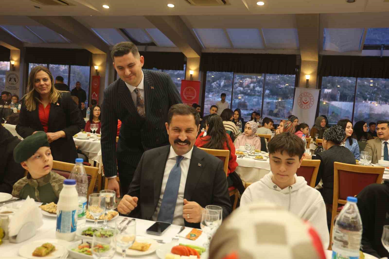 Asrın felaketinde öksüz ve yetim kalan çocuklar iftar sofrasında bir araya geldi
