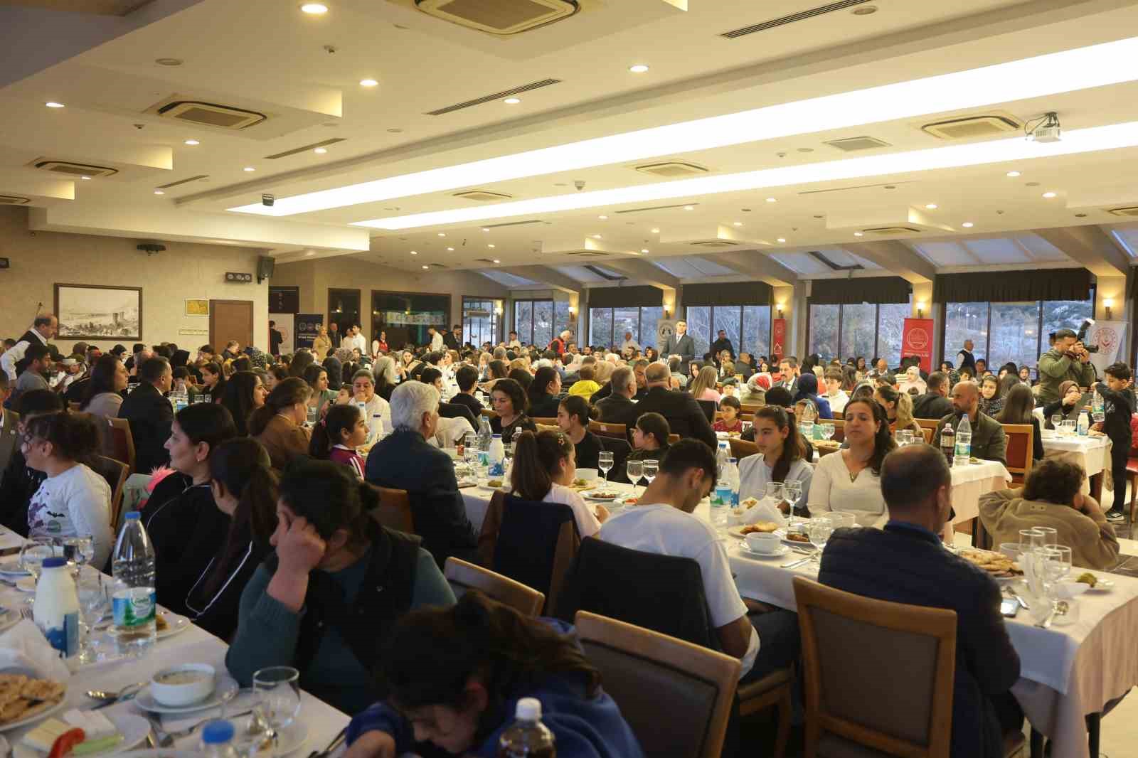 Asrın felaketinde öksüz ve yetim kalan çocuklar iftar sofrasında bir araya geldi
