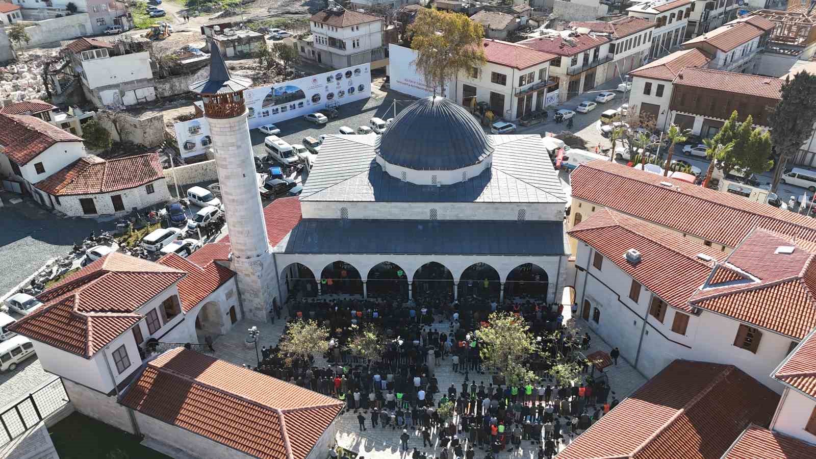 Asrın felaketinde yerle bir olan Habibi Neccar Camii’nde 6 Şubat’ın ardından ilk cuma namazı kılındı
