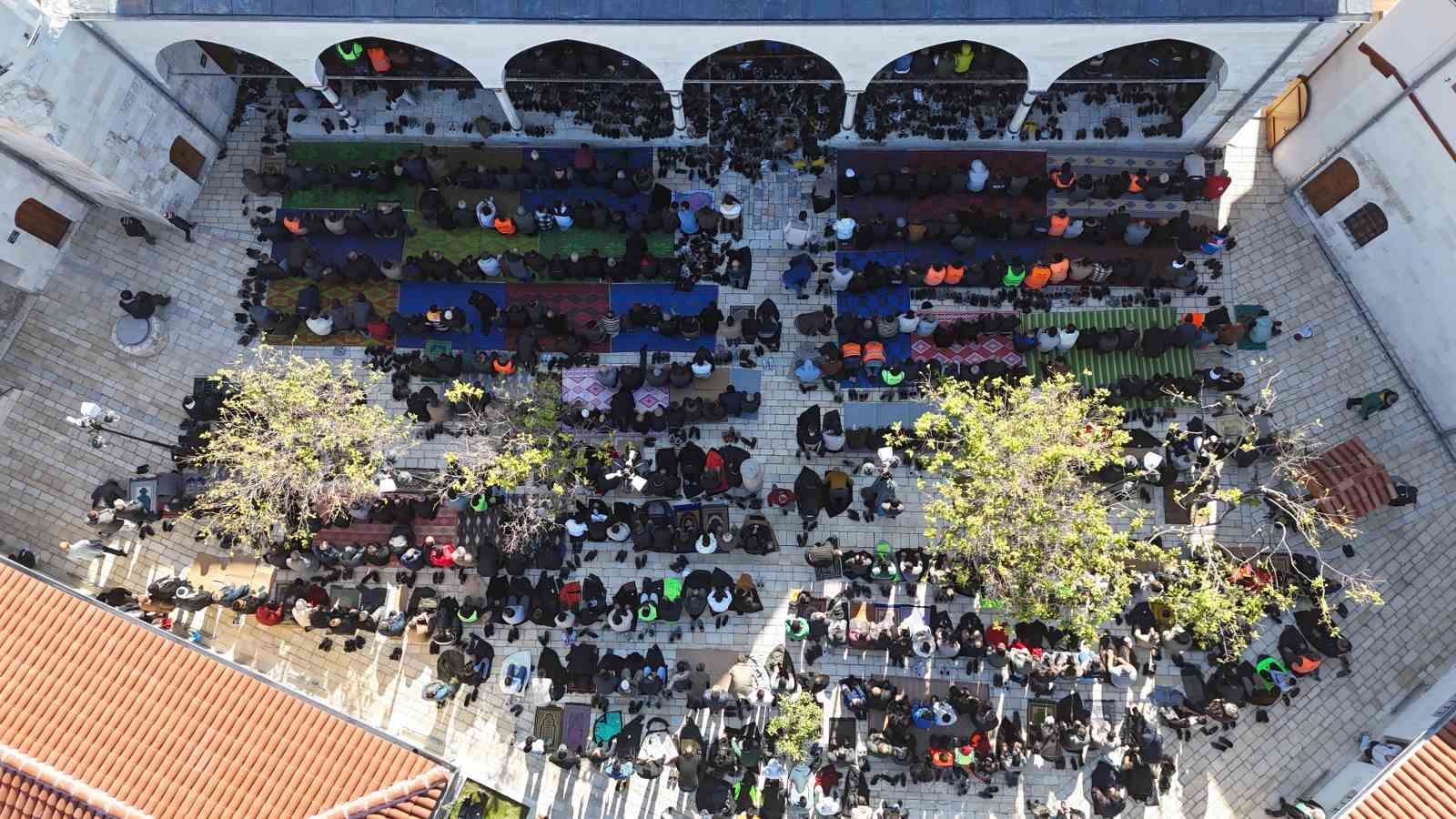 Asrın felaketinde yerle bir olan Habibi Neccar Camii’nde 6 Şubat’ın ardından ilk cuma namazı kılındı
