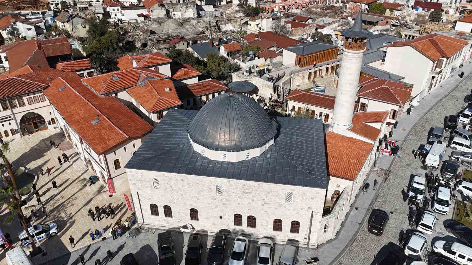 Asrın felaketinde yerle bir olan Habibi Neccar Camii’nde 6 Şubat’ın ardından ilk cuma namazı kılındı
