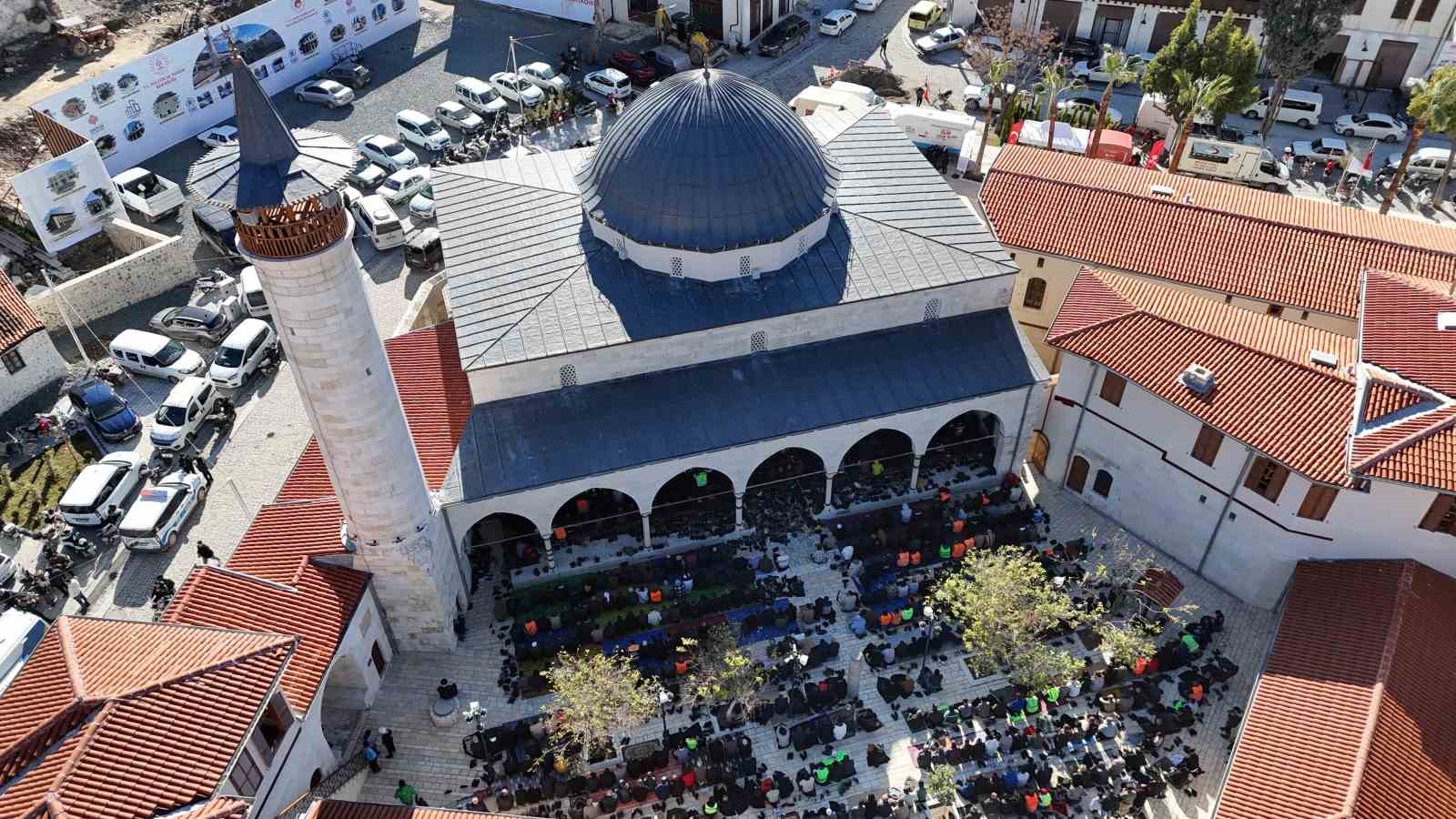 Asrın felaketinde yerle bir olan Habibi Neccar Camii’nde 6 Şubat’ın ardından ilk cuma namazı kılındı
