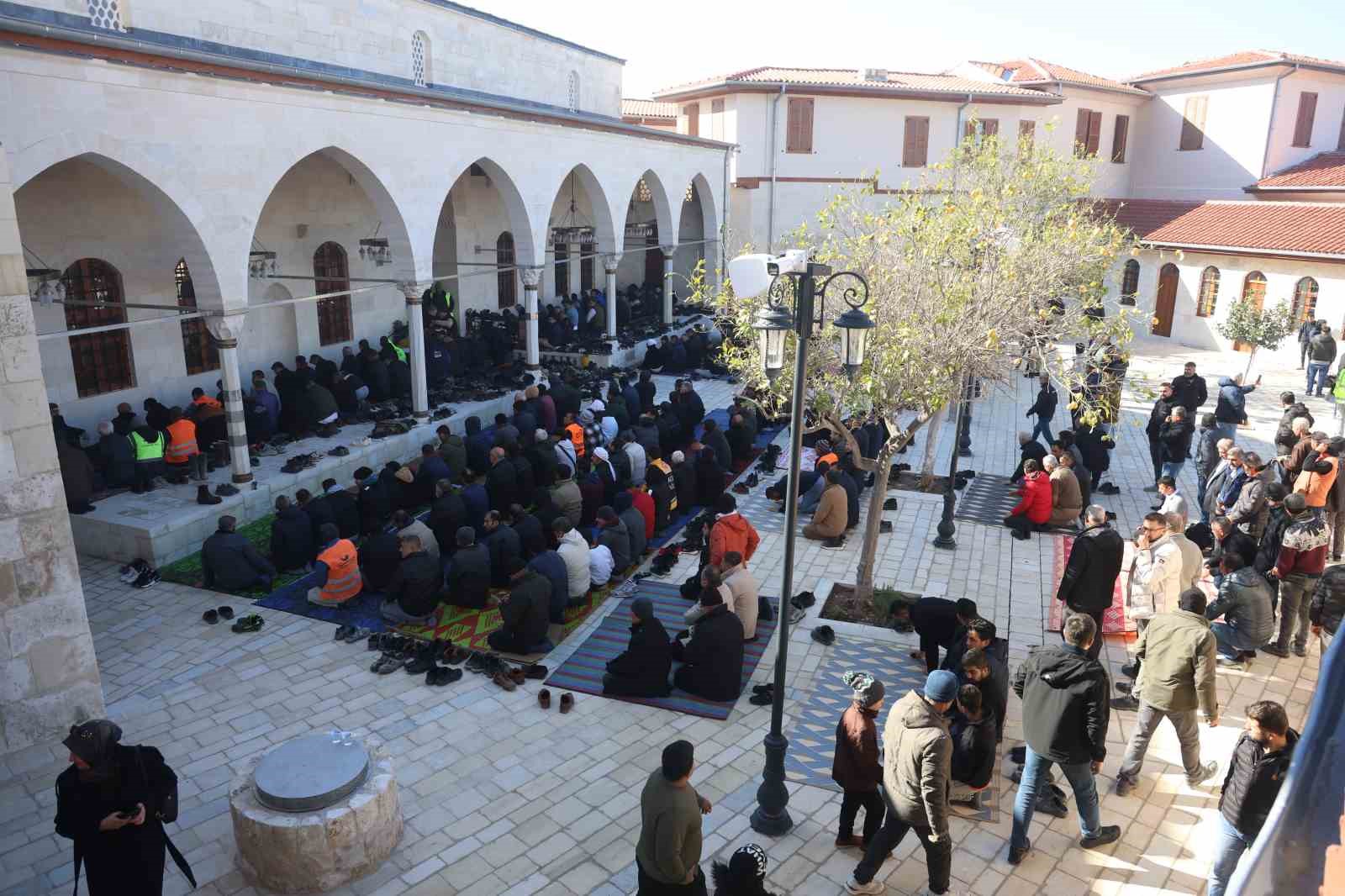 Asrın felaketinde yerle bir olan Habibi Neccar Camii’nde 6 Şubat’ın ardından ilk cuma namazı kılındı
