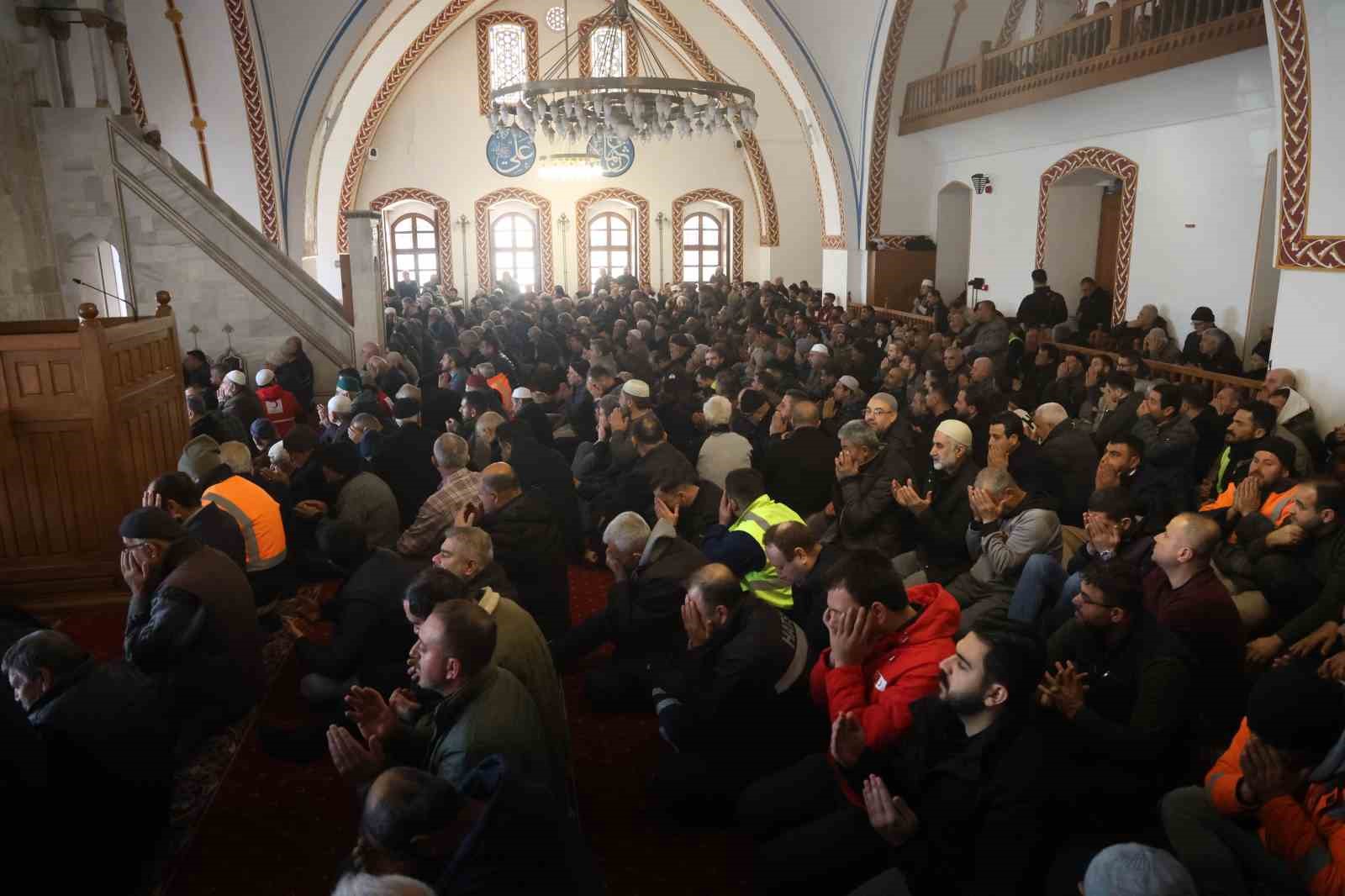 Asrın felaketinde yerle bir olan Habibi Neccar Camii’nde 6 Şubat’ın ardından ilk cuma namazı kılındı
