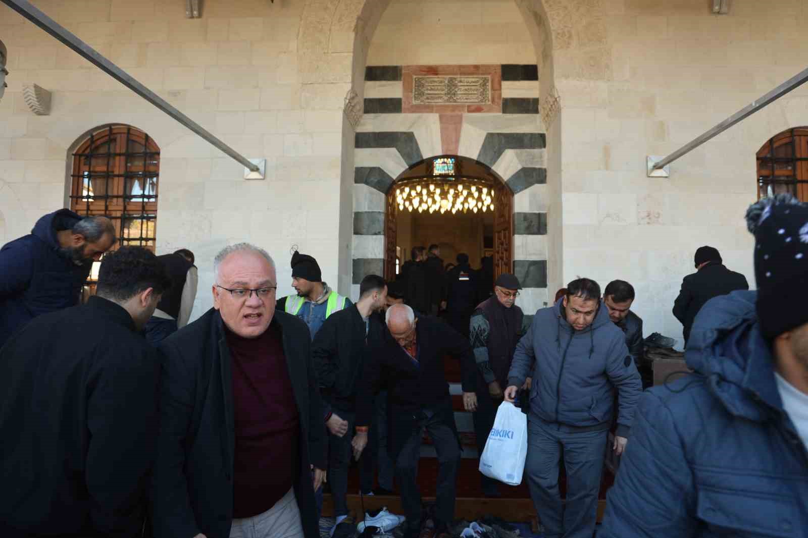 Asrın felaketinde yerle bir olan Habibi Neccar Camii’nde 6 Şubat’ın ardından ilk cuma namazı kılındı
