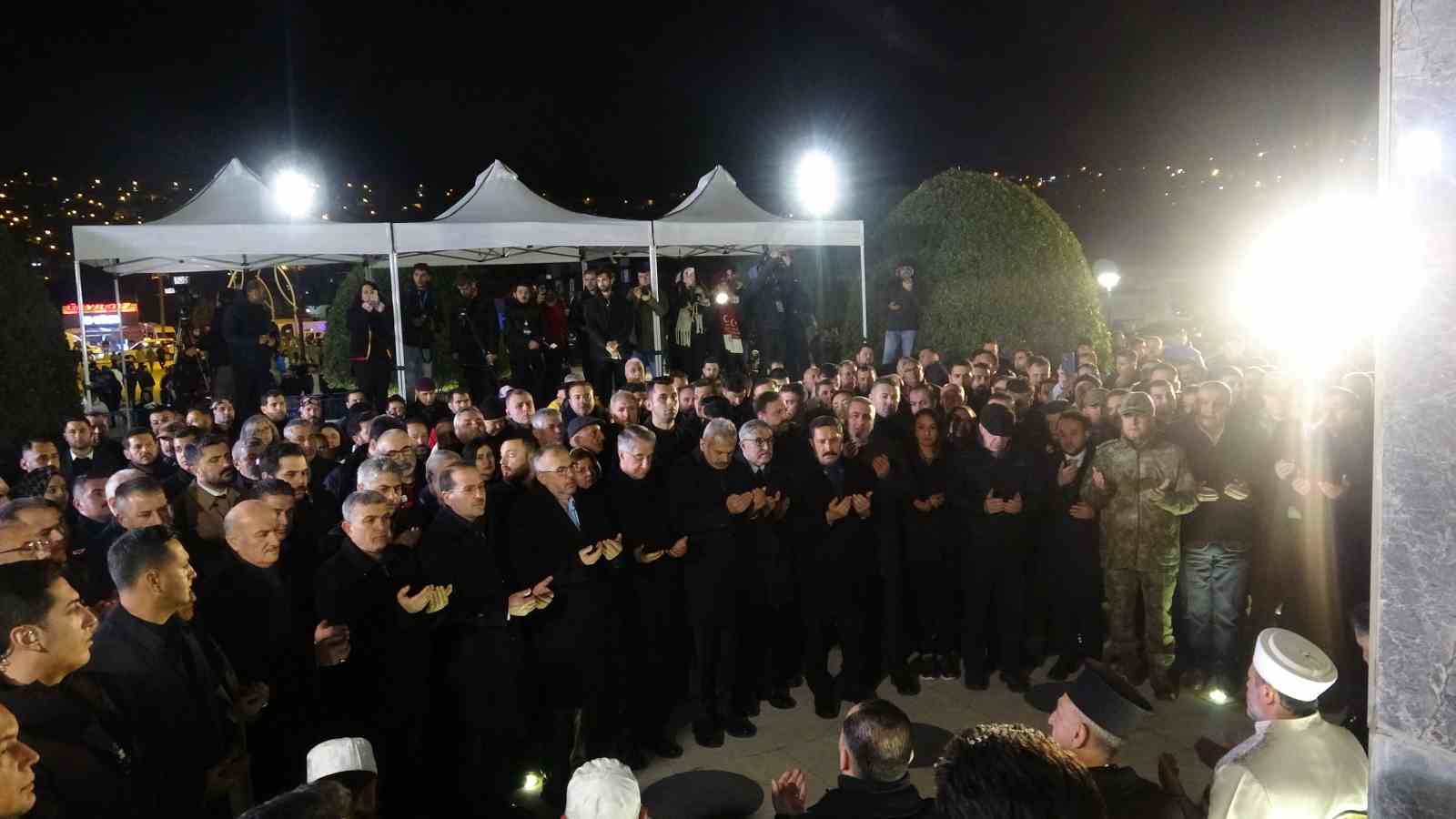 Asrın felaketinin 3’ünci yıl dönümünde Hatay’da binlerce kişi sessiz yürüyüş gerçekleştirdi
