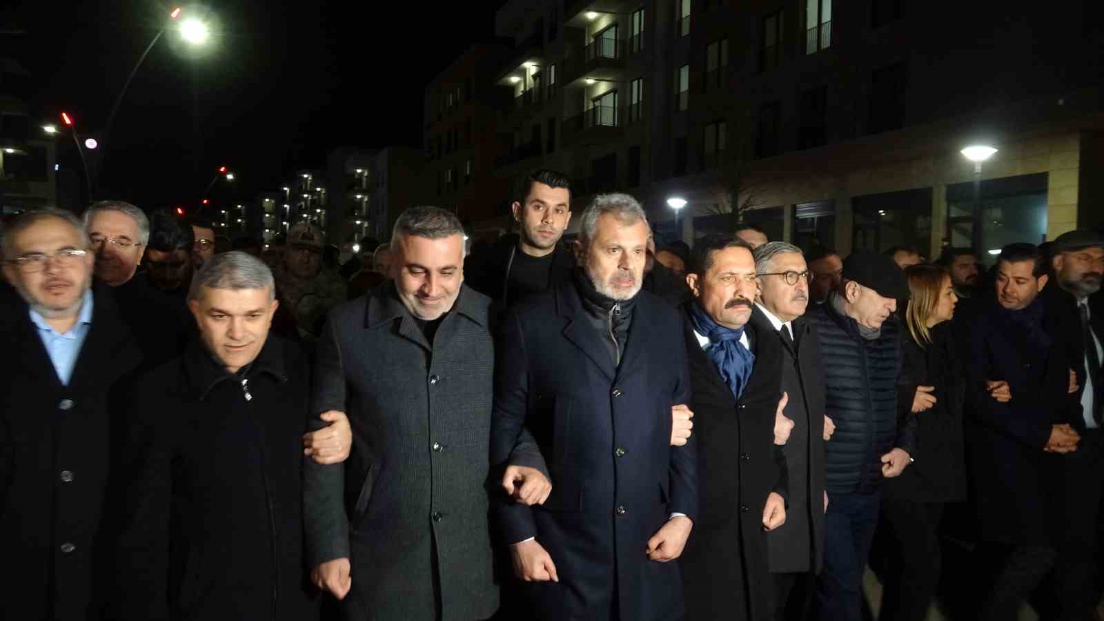 Asrın felaketinin 3’ünci yıl dönümünde Hatay’da binlerce kişi sessiz yürüyüş gerçekleştirdi
