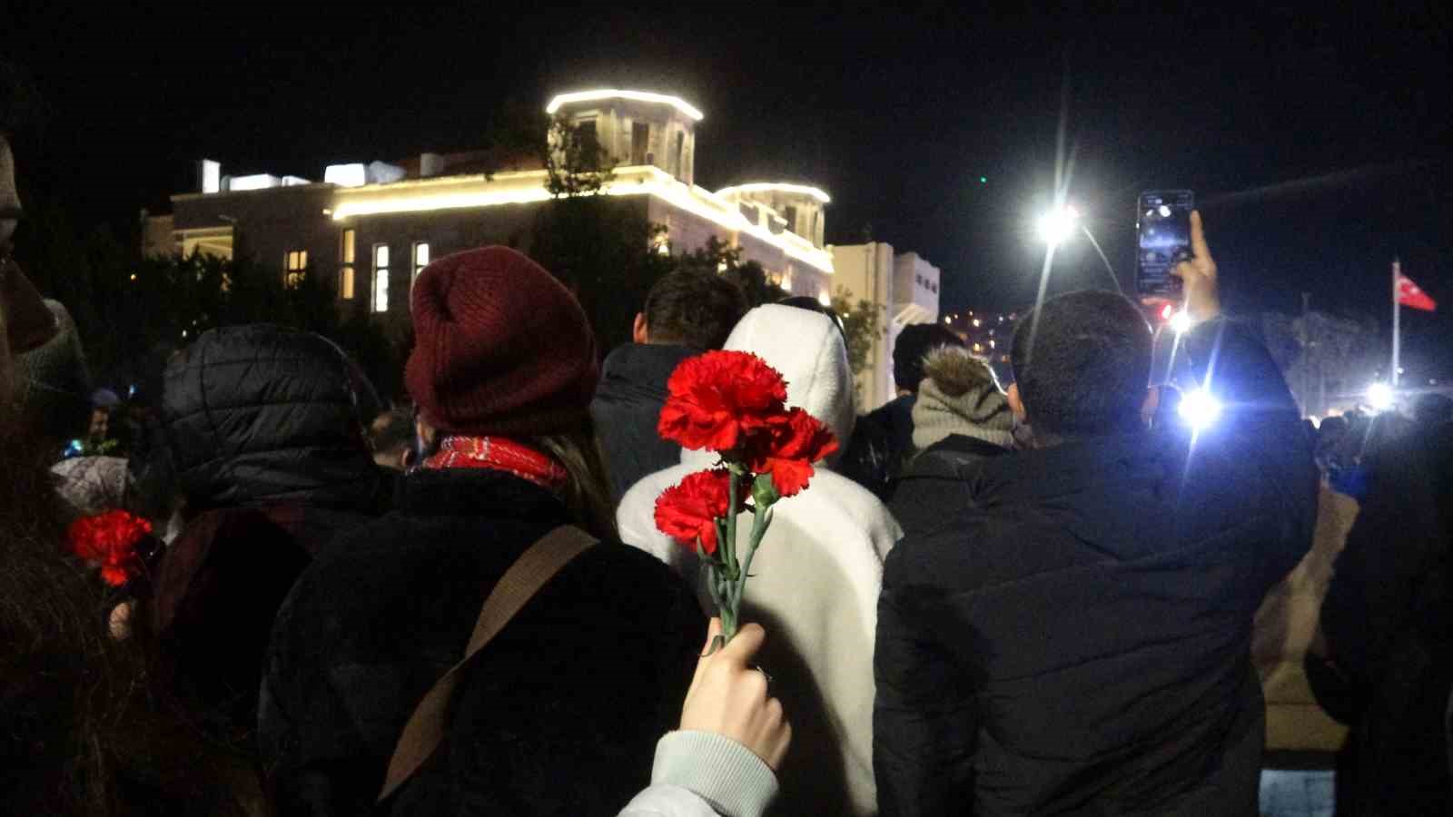 Asrın felaketinin 3’ünci yıl dönümünde Hatay’da binlerce kişi sessiz yürüyüş gerçekleştirdi
