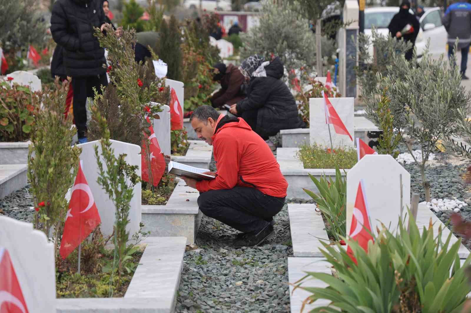 Asrın felaketinin 3’üncü yıl dönümünde deprem mezarlığında hüzünlendiren ziyaret
