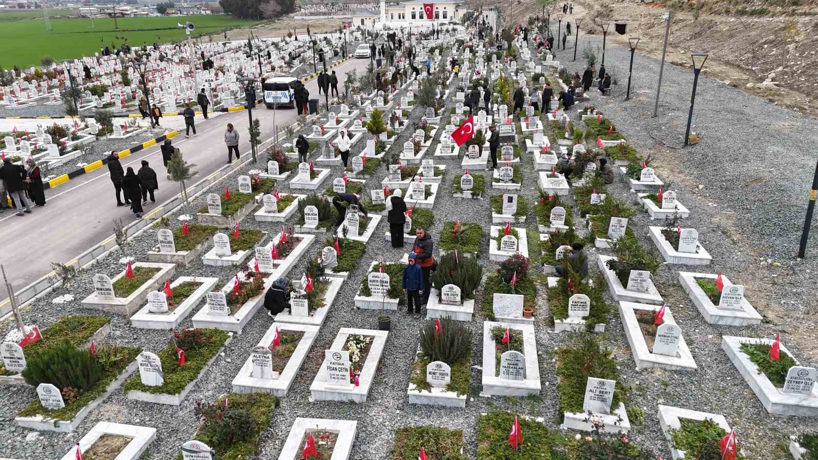 Asrın felaketinin 3’üncü yıl dönümünde deprem mezarlığında hüzünlendiren ziyaret
