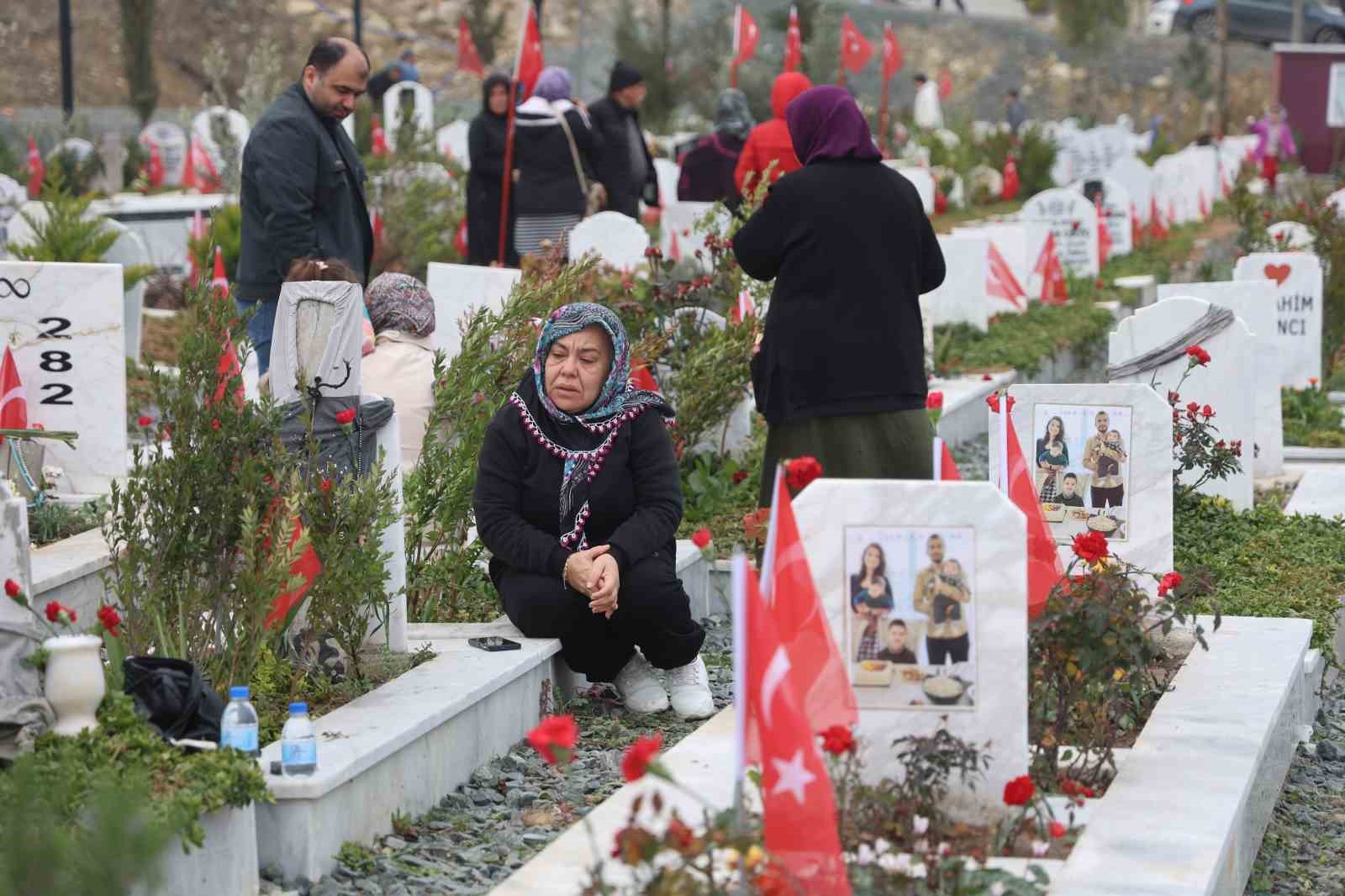 Asrın felaketinin 3’üncü yıl dönümünde deprem mezarlığında hüzünlendiren ziyaret
