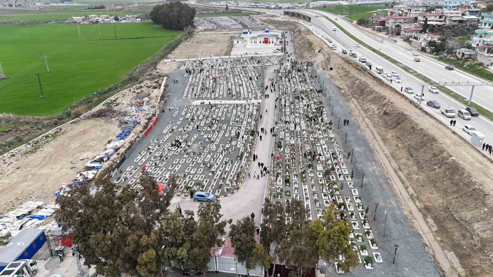 Asrın felaketinin 3’üncü yıl dönümünde deprem mezarlığında hüzünlendiren ziyaret
