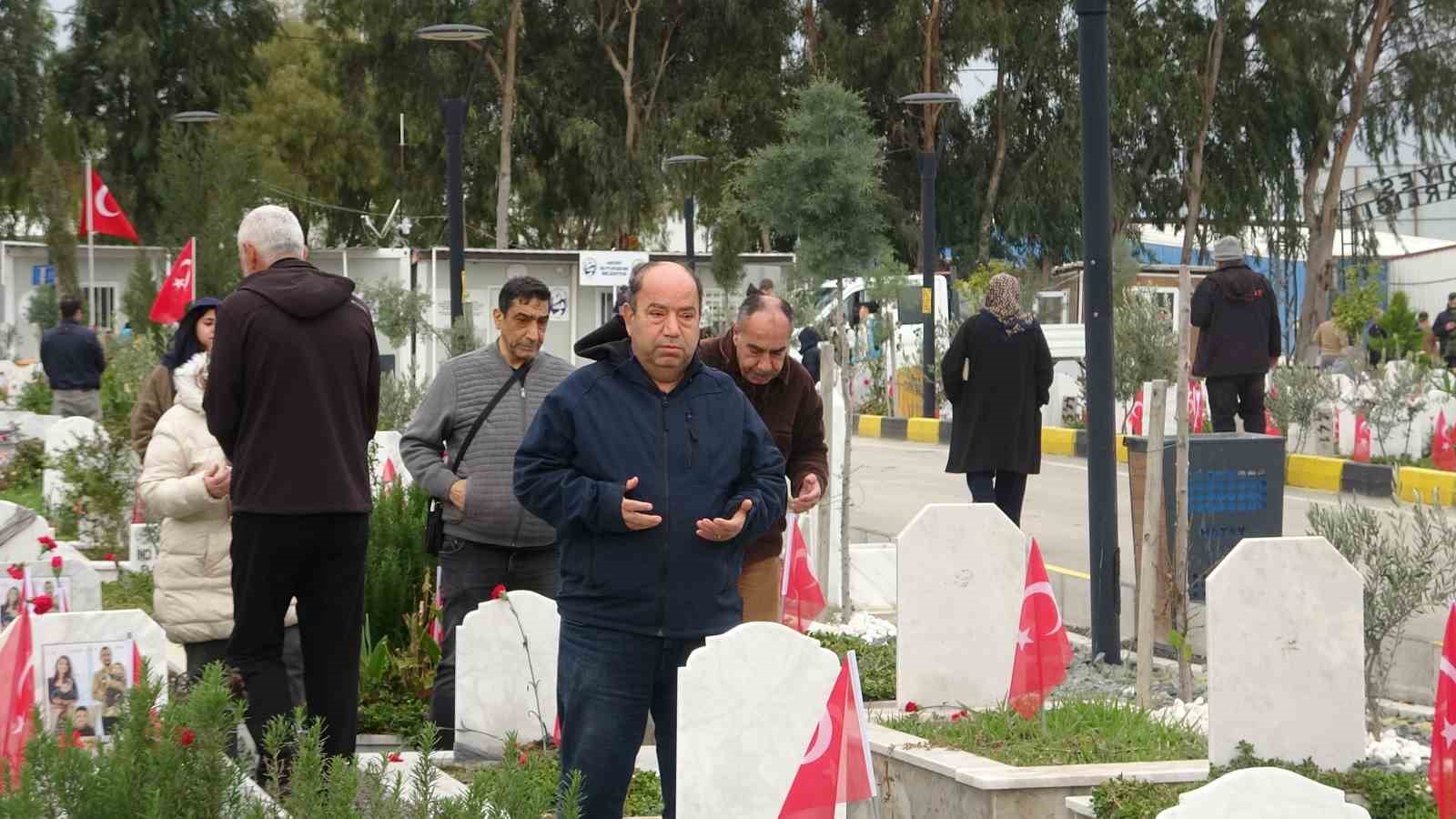 Asrın felaketinin 3’üncü yıl dönümünde deprem mezarlığında hüzünlendiren ziyaret
