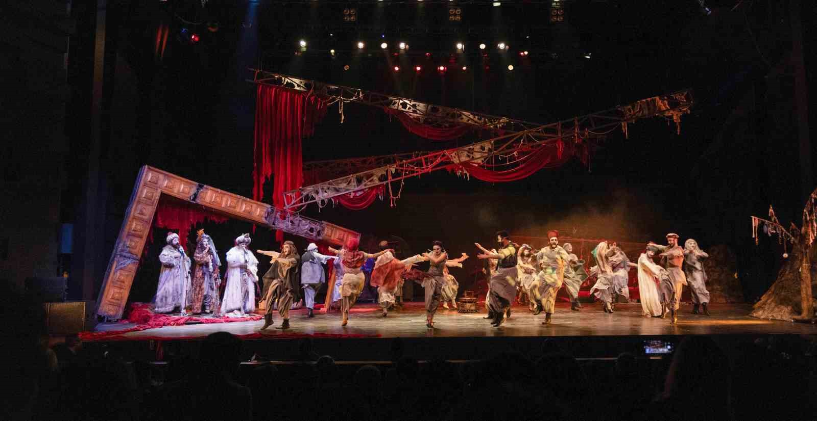 AŞT Dünya Tiyatro Günü’nü üç ayrı sahnede üç farklı oyunda kutladı
AŞT Dünya Tiyatro Günü’nü üç ayrı sahnede üç farklı oyunda kutladı