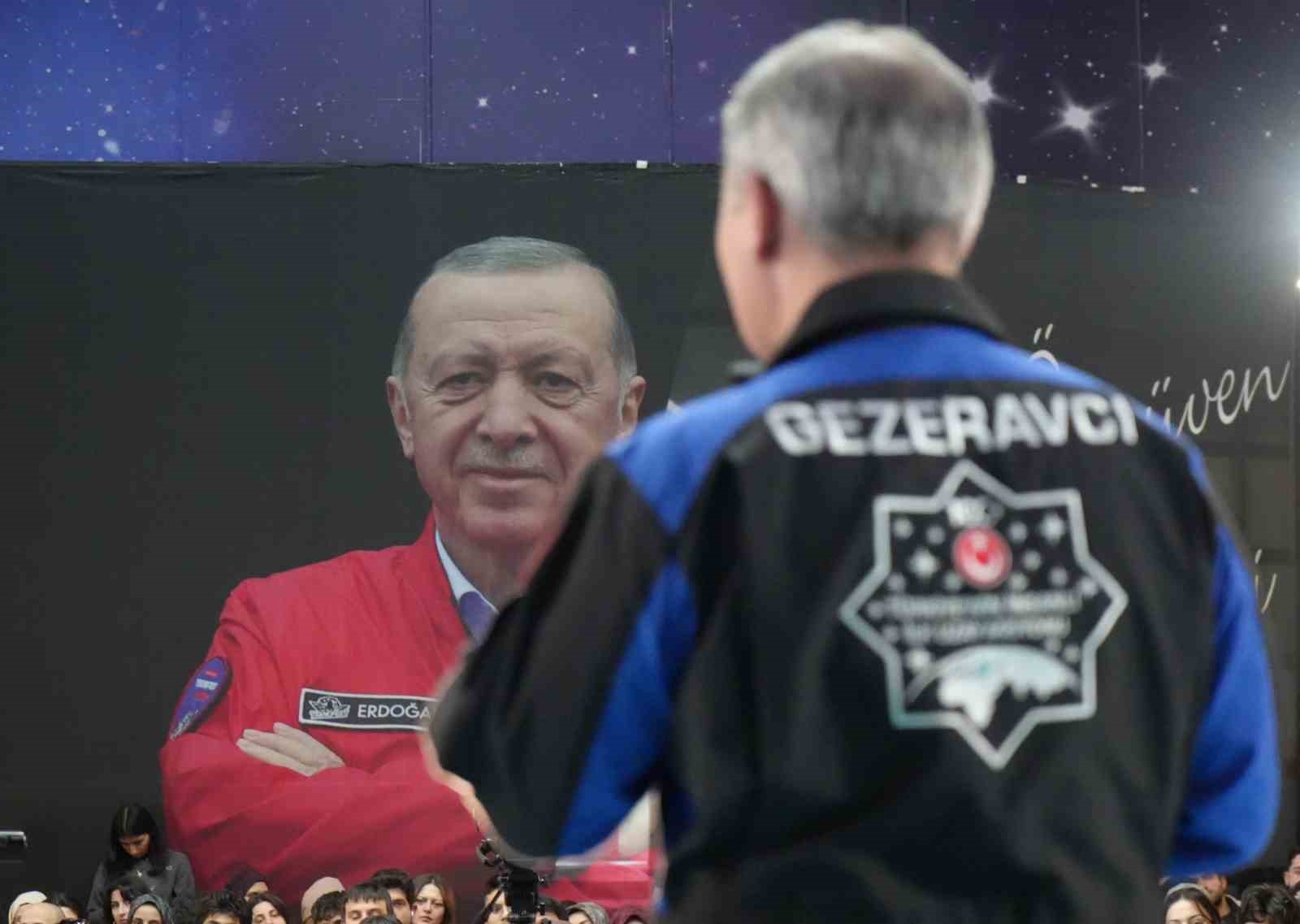 Astronot Alper Gezeravcı: "2027’de aya erişim noktasında koyulmuş hedefimiz var"
Astronot Alper Gezeravcı: "2027’de aya erişim noktasında koyulmuş hedefimiz var"