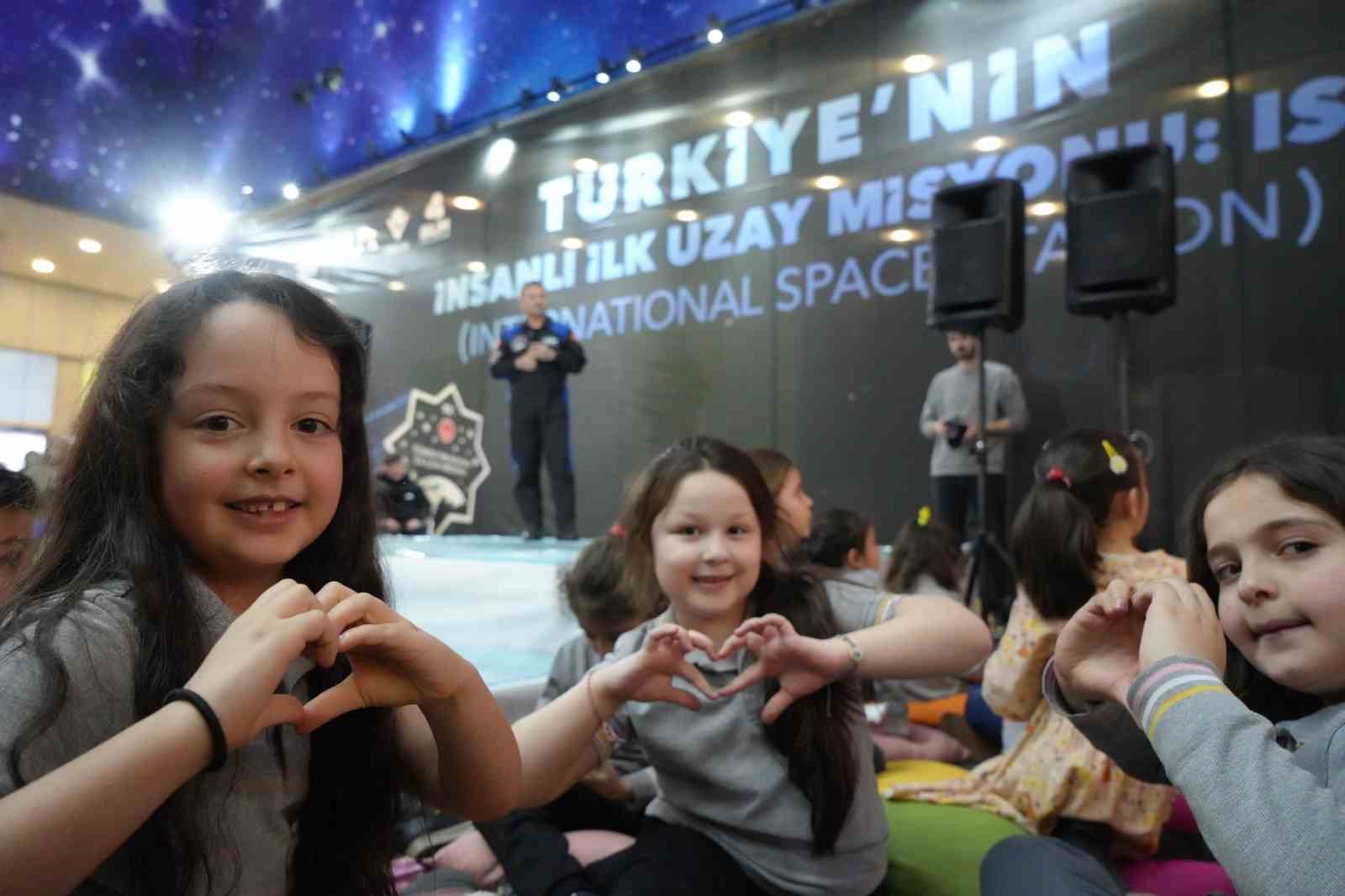 Astronot Alper Gezeravcı: "2027’de aya erişim noktasında koyulmuş hedefimiz var"
Astronot Alper Gezeravcı: "2027’de aya erişim noktasında koyulmuş hedefimiz var"