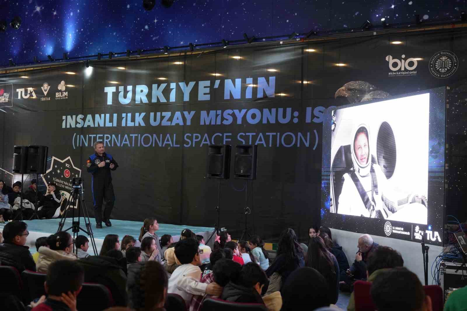Astronot Alper Gezeravcı: "2027’de aya erişim noktasında koyulmuş hedefimiz var"
Astronot Alper Gezeravcı: "2027’de aya erişim noktasında koyulmuş hedefimiz var"
