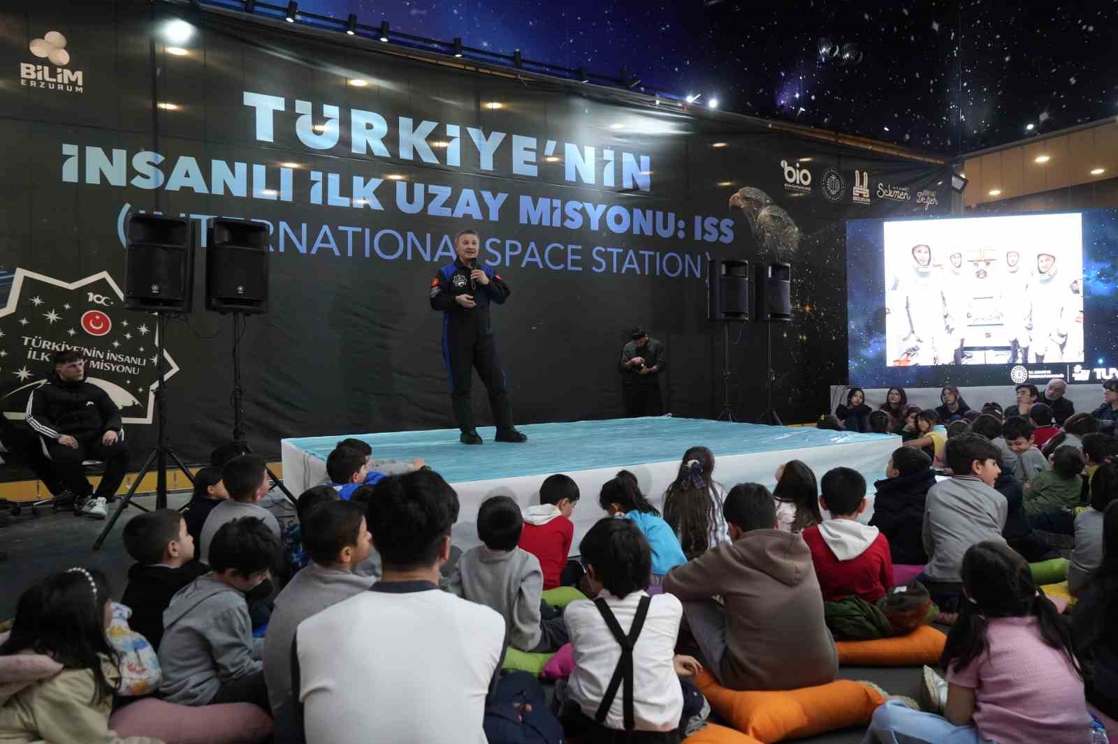 Astronot Alper Gezeravcı: "2027’de aya erişim noktasında koyulmuş hedefimiz var"
Astronot Alper Gezeravcı: "2027’de aya erişim noktasında koyulmuş hedefimiz var"