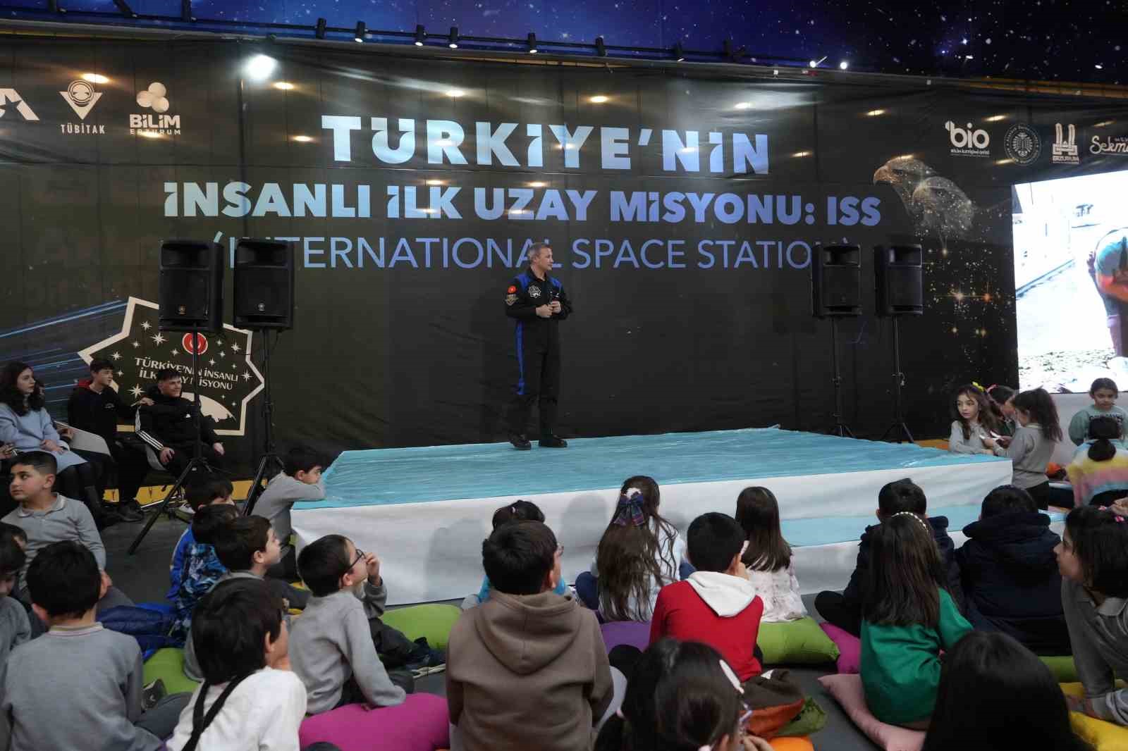 Astronot Alper Gezeravcı: "2027’de aya erişim noktasında koyulmuş hedefimiz var"
Astronot Alper Gezeravcı: "2027’de aya erişim noktasında koyulmuş hedefimiz var"