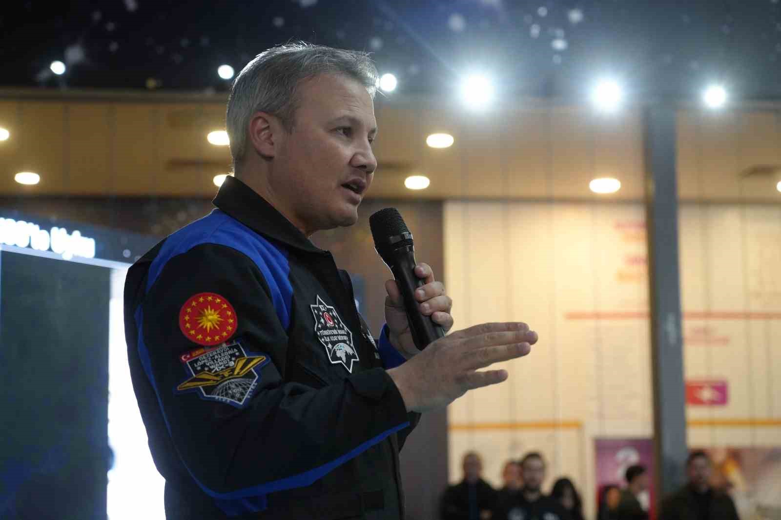 Astronot Alper Gezeravcı: "2027’de aya erişim noktasında koyulmuş hedefimiz var"
Astronot Alper Gezeravcı: "2027’de aya erişim noktasında koyulmuş hedefimiz var"