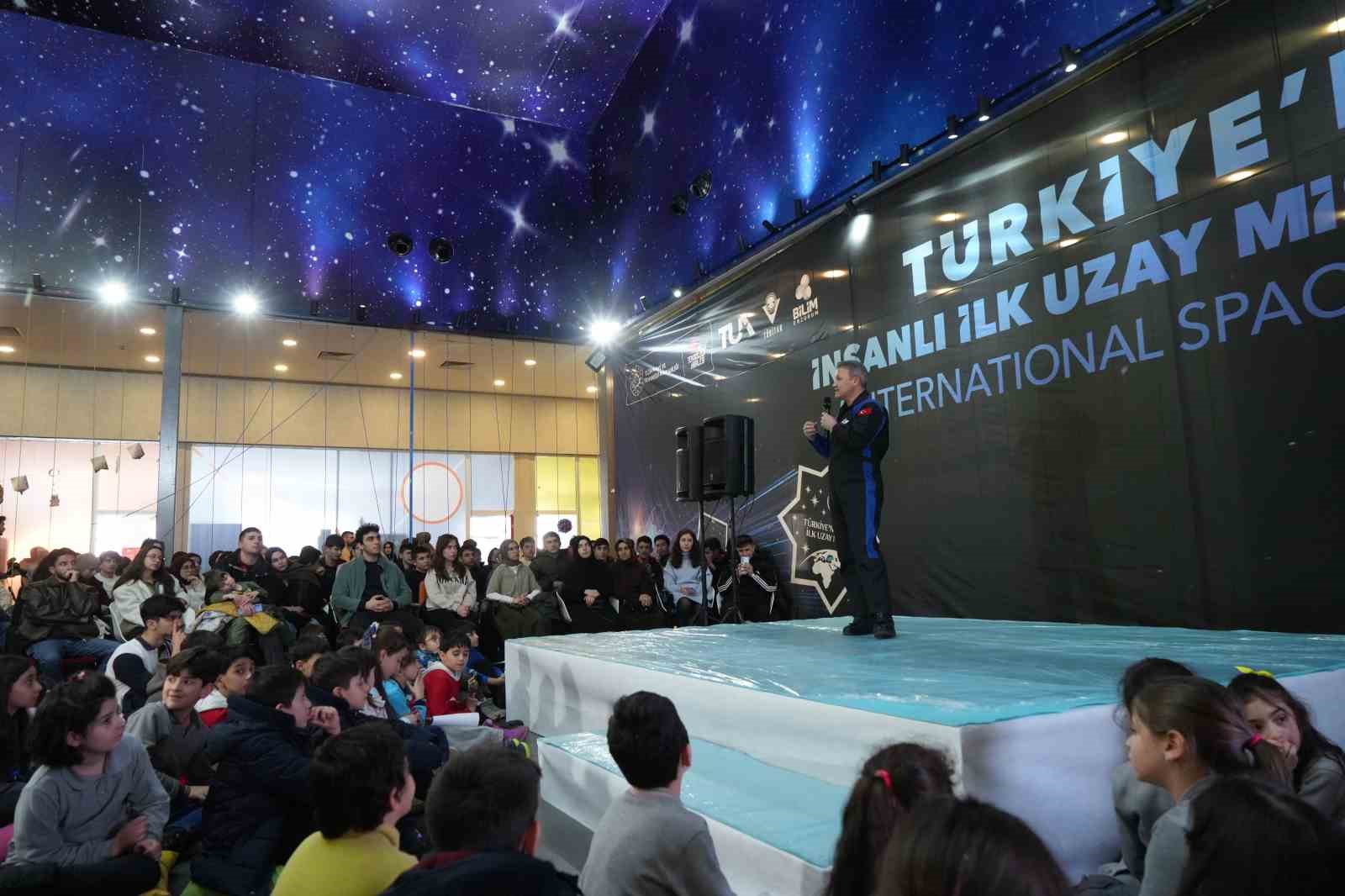 Astronot Alper Gezeravcı: "2027’de aya erişim noktasında koyulmuş hedefimiz var"
Astronot Alper Gezeravcı: "2027’de aya erişim noktasında koyulmuş hedefimiz var"