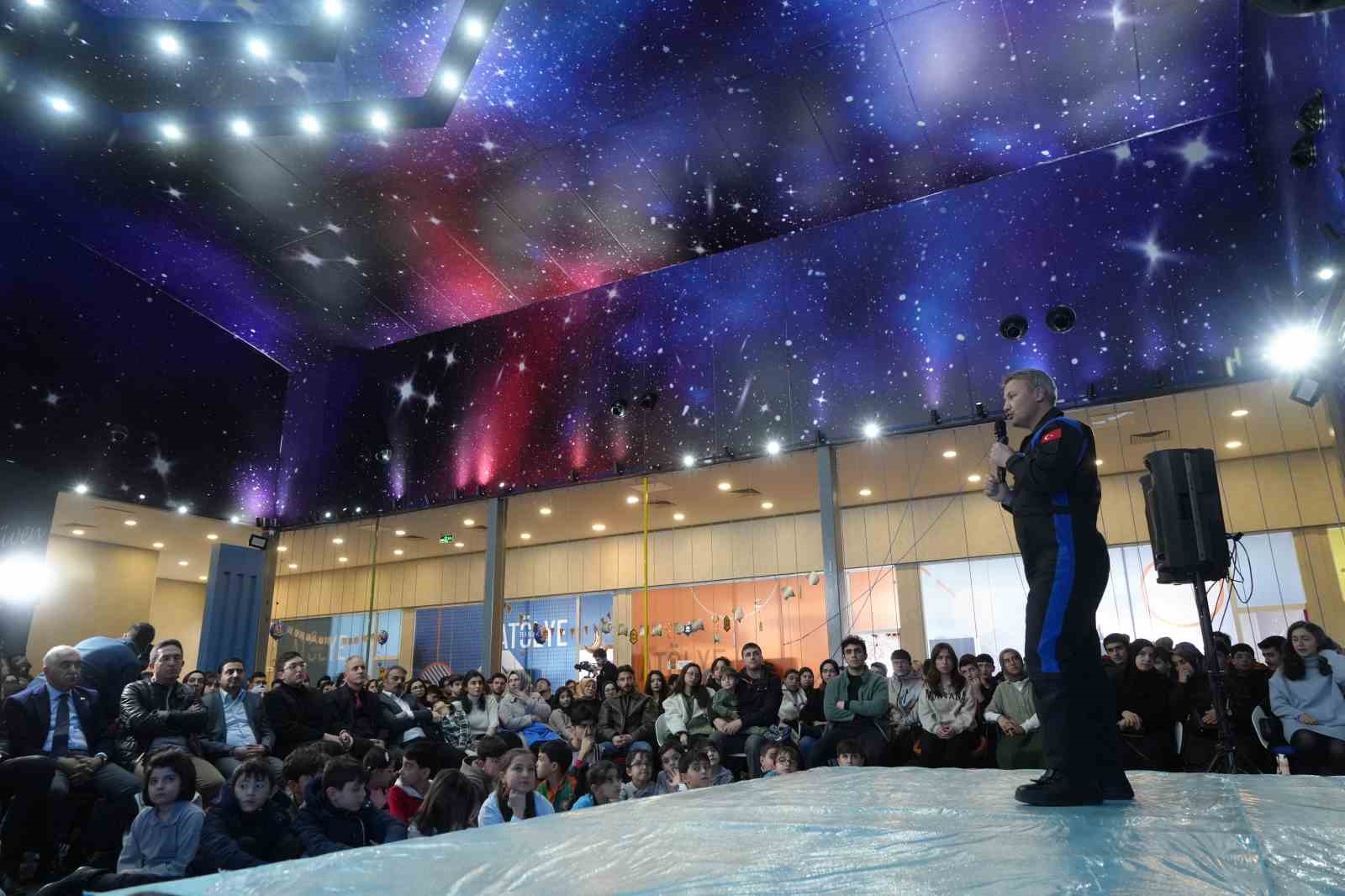 Astronot Alper Gezeravcı: "2027’de aya erişim noktasında koyulmuş hedefimiz var"
Astronot Alper Gezeravcı: "2027’de aya erişim noktasında koyulmuş hedefimiz var"