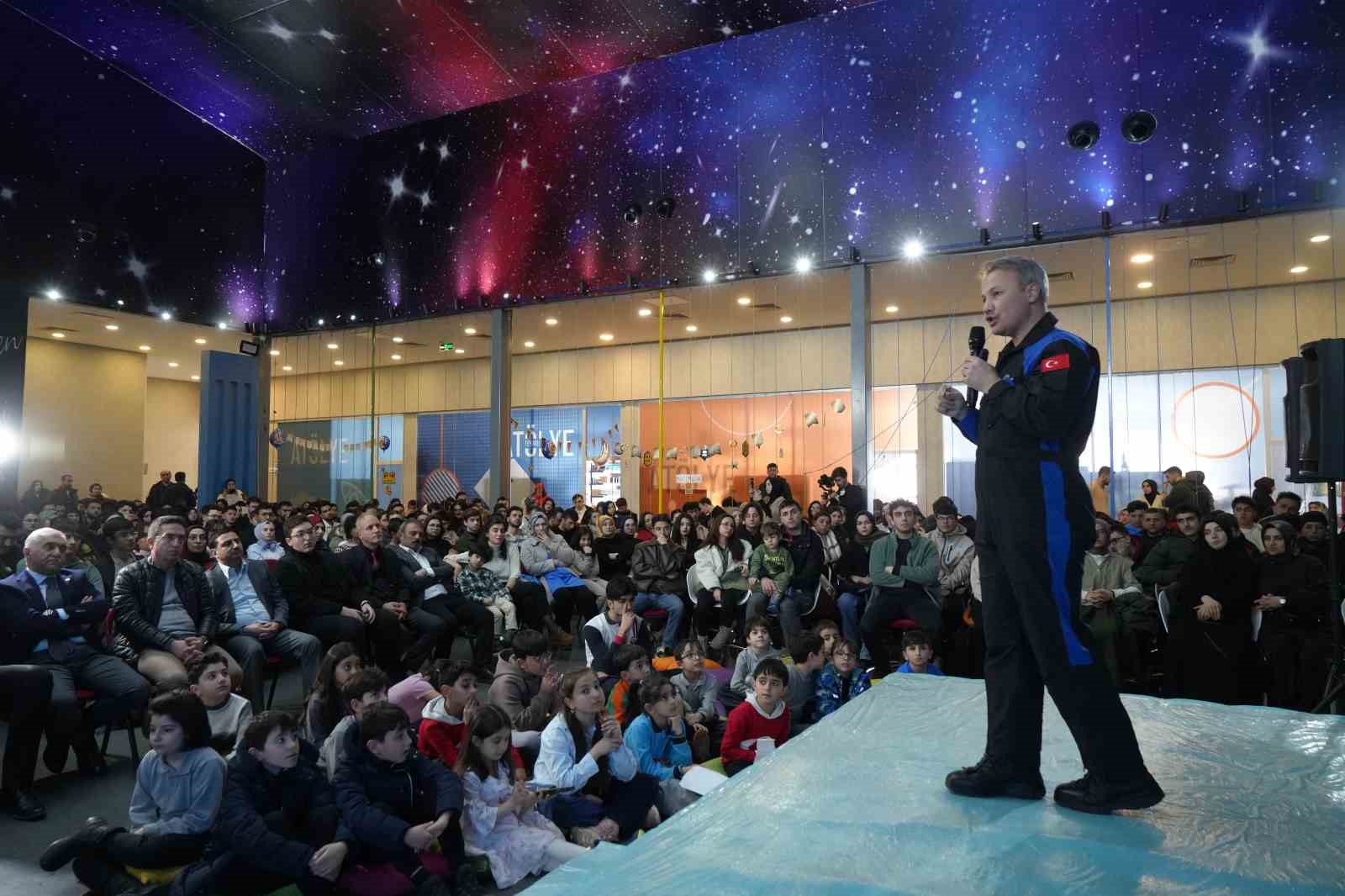 Astronot Alper Gezeravcı: "2027’de aya erişim noktasında koyulmuş hedefimiz var"
Astronot Alper Gezeravcı: "2027’de aya erişim noktasında koyulmuş hedefimiz var"