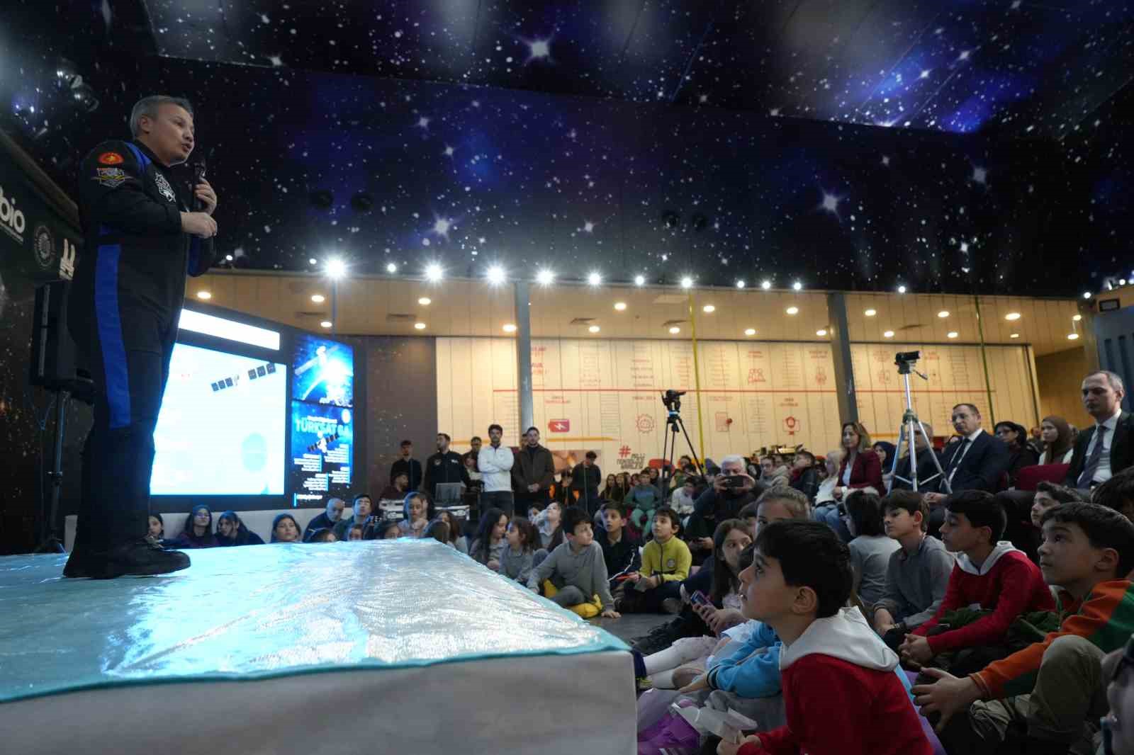 Astronot Alper Gezeravcı: "2027’de aya erişim noktasında koyulmuş hedefimiz var"
Astronot Alper Gezeravcı: "2027’de aya erişim noktasında koyulmuş hedefimiz var"