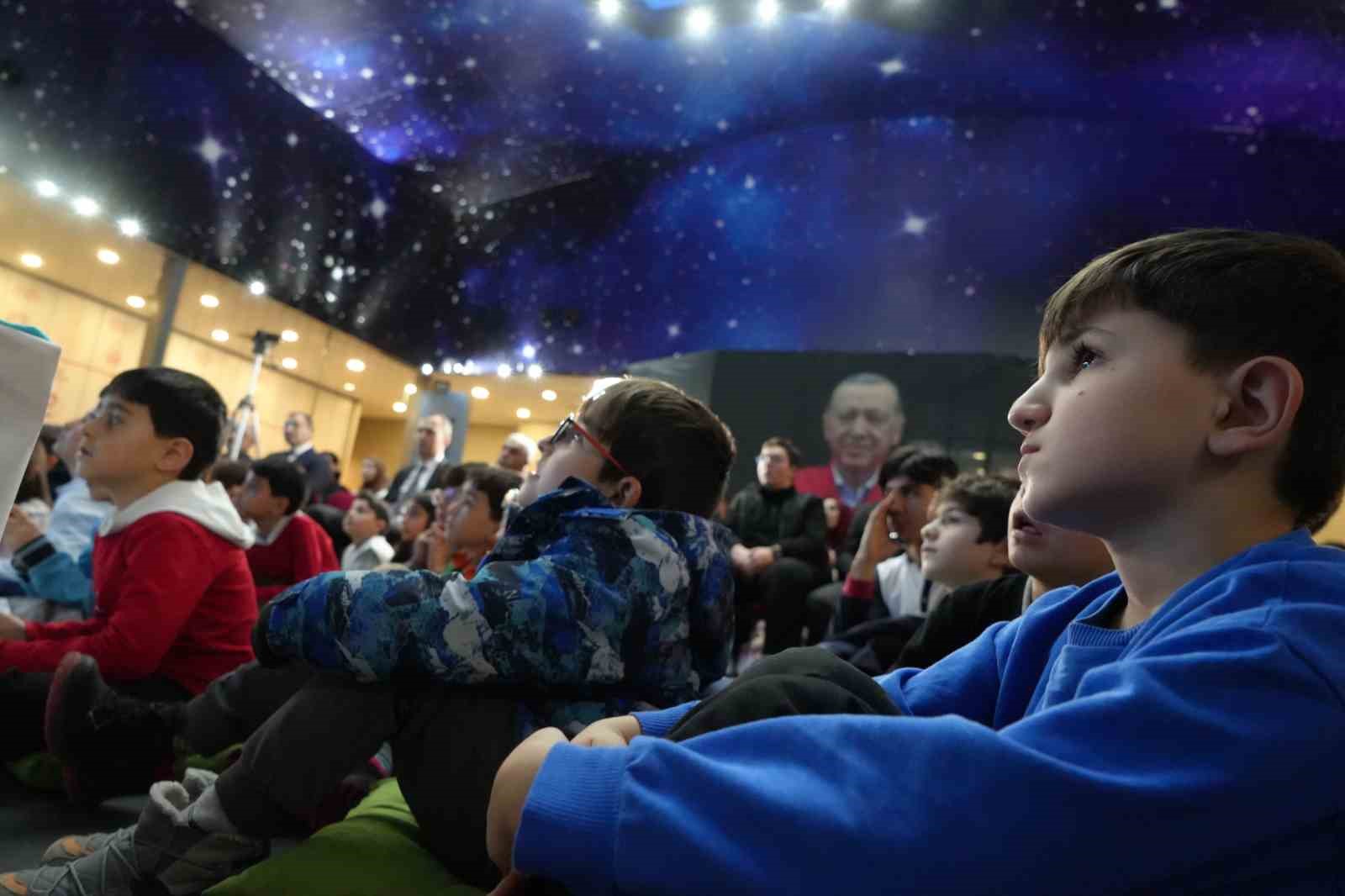 Astronot Alper Gezeravcı: "2027’de aya erişim noktasında koyulmuş hedefimiz var"
Astronot Alper Gezeravcı: "2027’de aya erişim noktasında koyulmuş hedefimiz var"