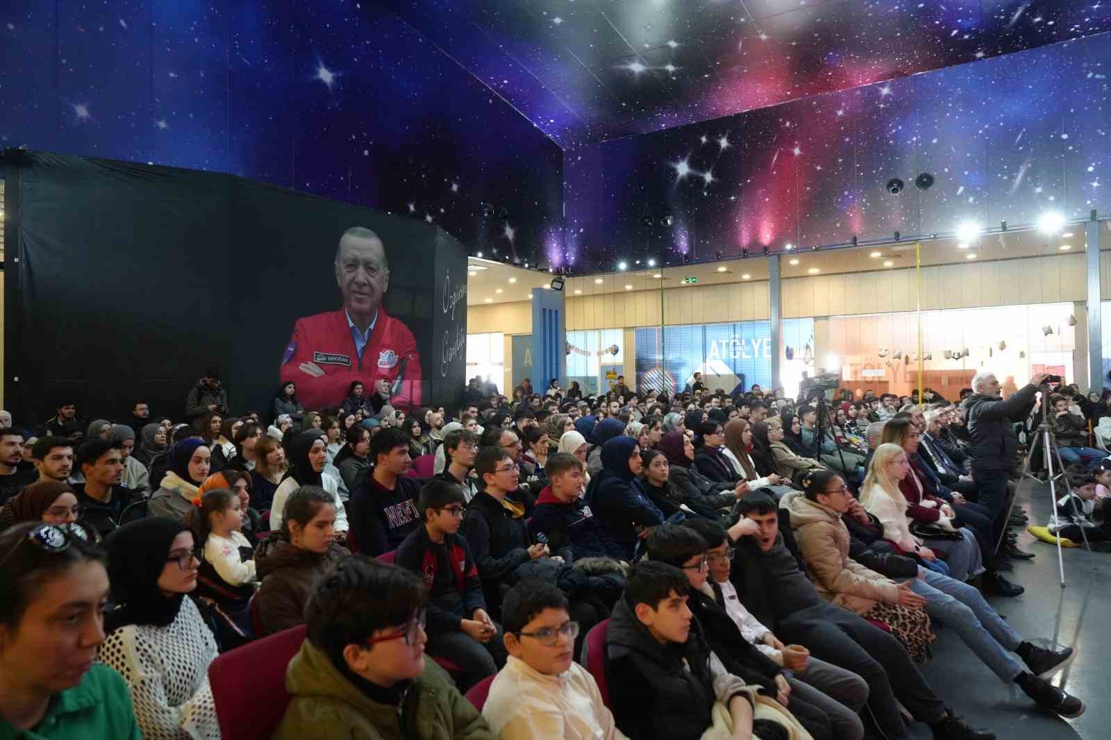 Astronot Alper Gezeravcı: "2027’de aya erişim noktasında koyulmuş hedefimiz var"
Astronot Alper Gezeravcı: "2027’de aya erişim noktasında koyulmuş hedefimiz var"