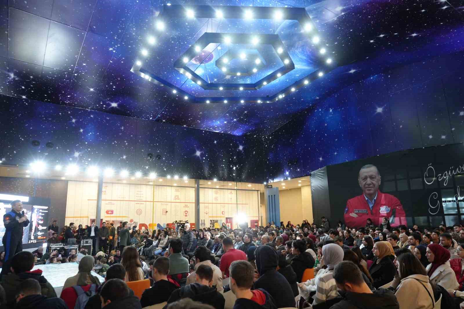 Astronot Alper Gezeravcı: "2027’de aya erişim noktasında koyulmuş hedefimiz var"
Astronot Alper Gezeravcı: "2027’de aya erişim noktasında koyulmuş hedefimiz var"