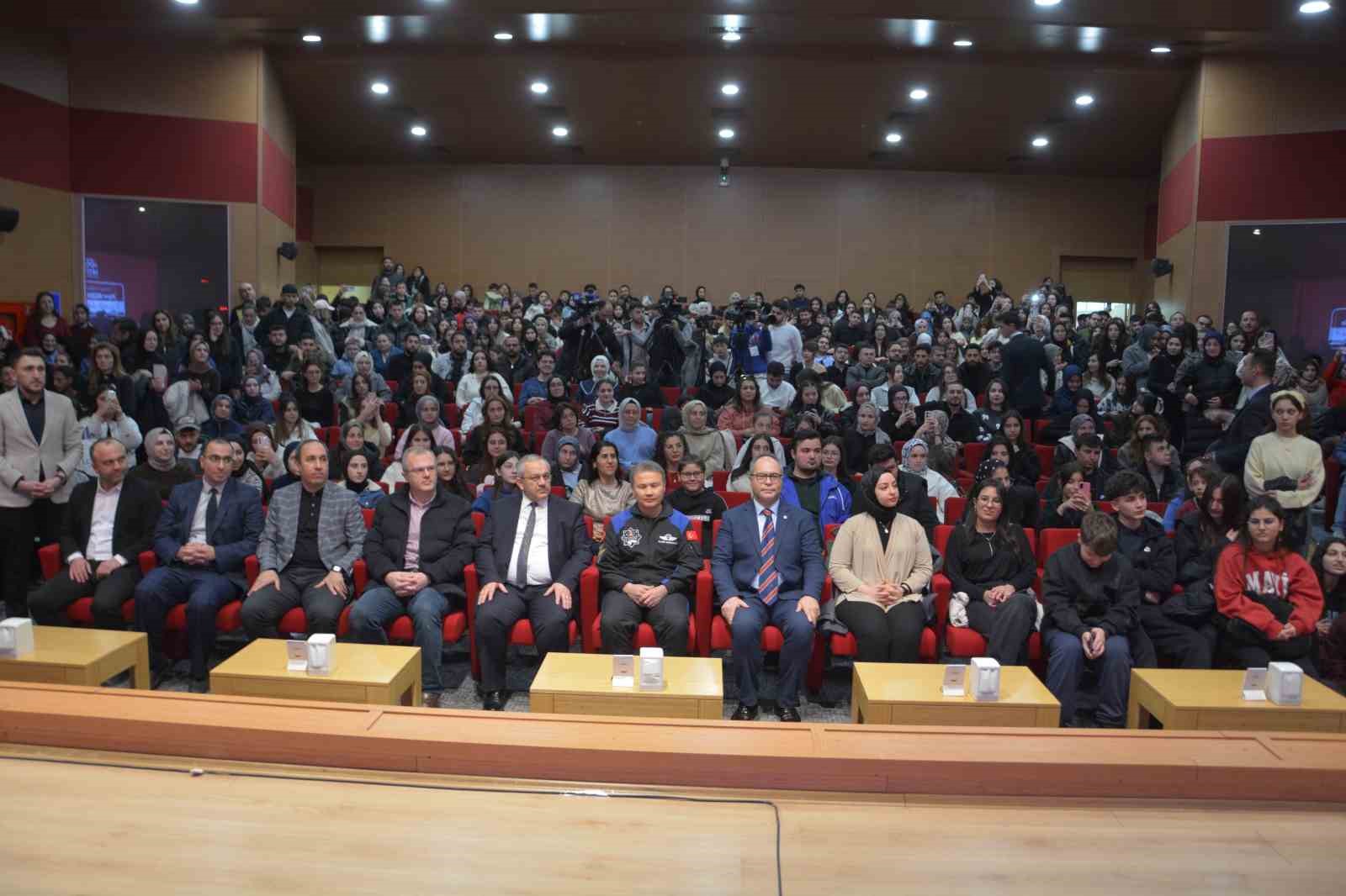Astronot Alper Gezeravcı, üniversite öğrencileriyle buluştu
