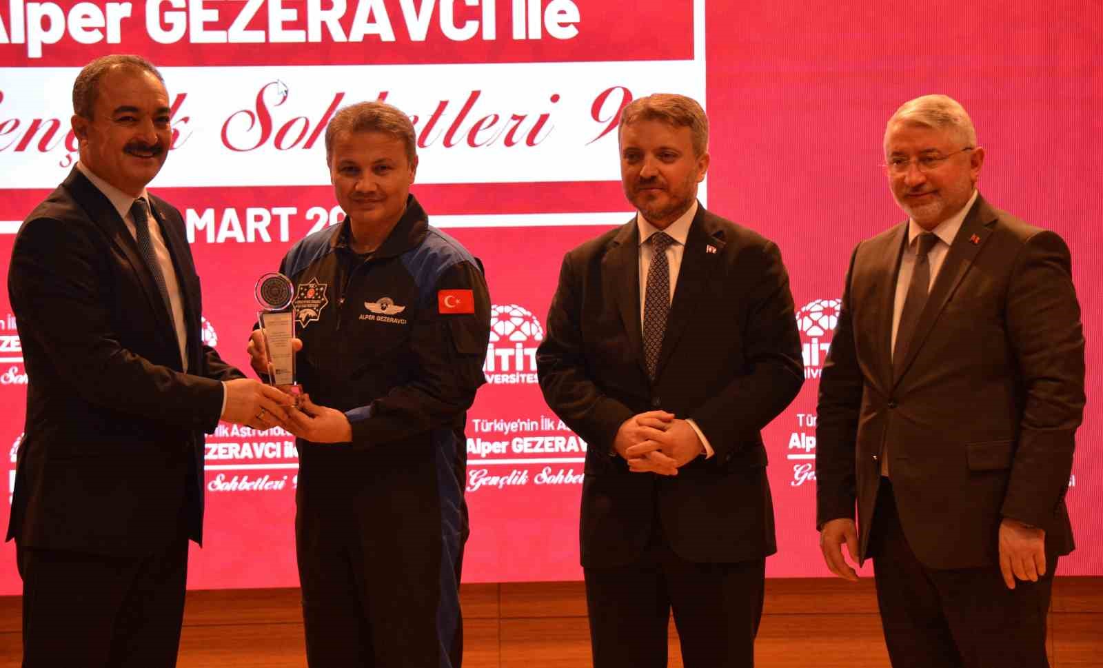 Astronot Alper Gezeravcı, üniversite öğrencileriyle buluştu
