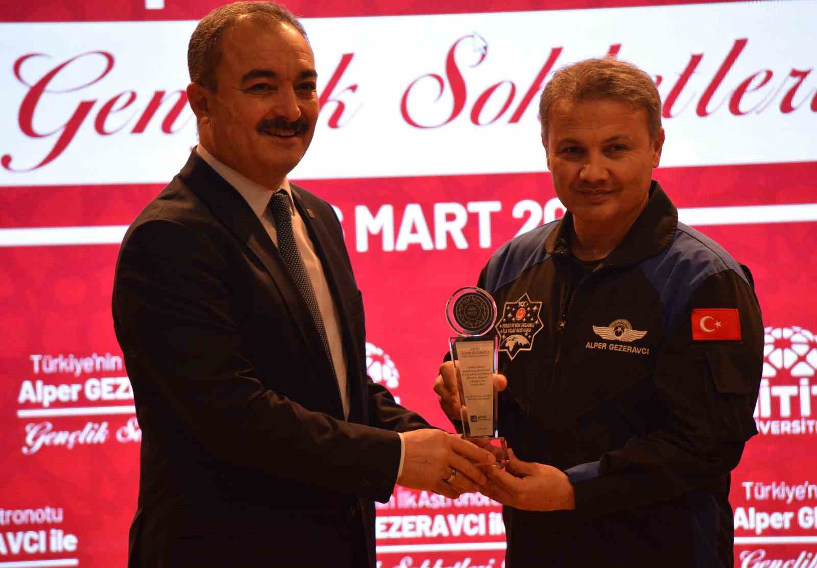 Astronot Alper Gezeravcı, üniversite öğrencileriyle buluştu
