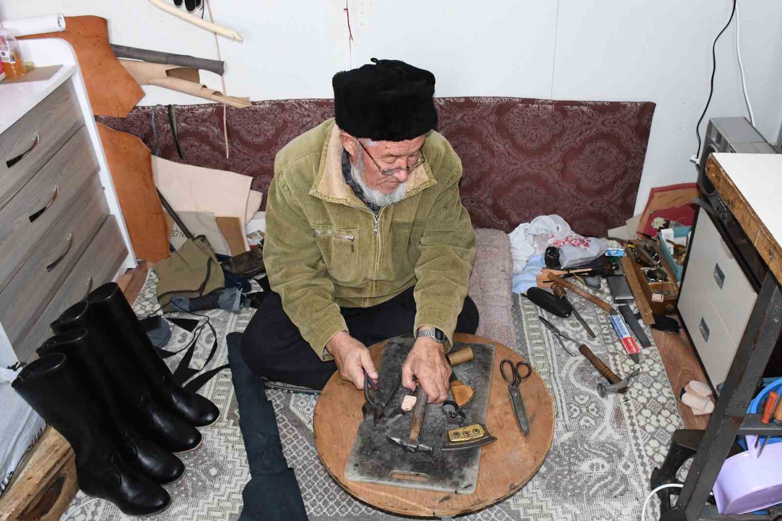 Ata mesleği zamana direniyor: Yozgat’ta Kırgızların deri işlemeciliği yok olma tehlikesiyle karşı karşıya
