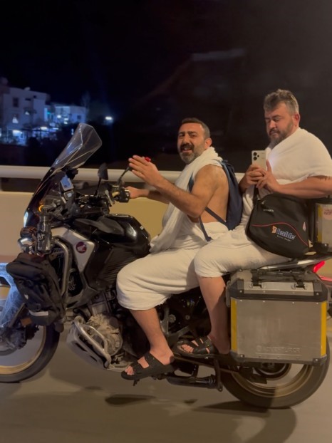 Atalarının develerle gittiği umre yolculuğunu onlar motosikletleri ile yaptı
