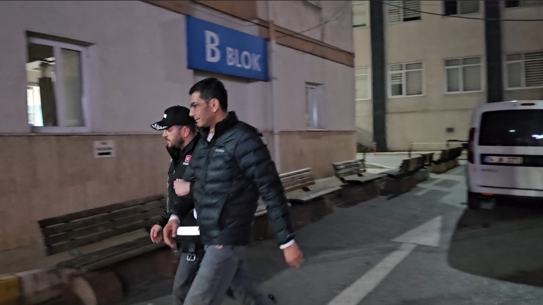 Ataşehir Belediyesi’ne yapılan yolsuzluk operasyonunda gözaltına alınan 5 kişi sağlık kontrolünden geçirildi
