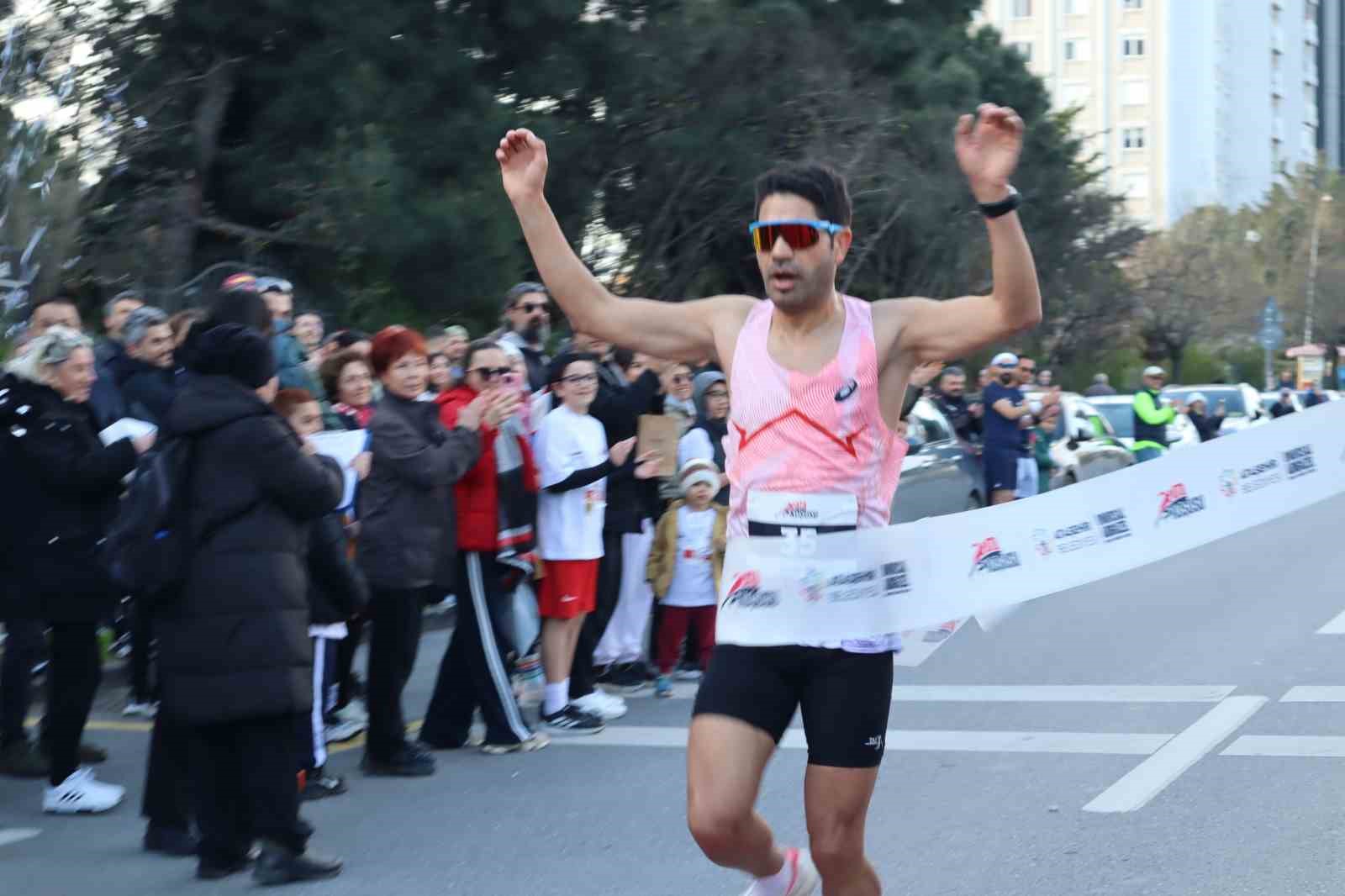 Ataşehir’de bir ilk: 1200 sporcu Ata Koşusu’nda ter döktü
Ataşehir’de bir ilk: 1200 sporcu Ata Koşusu’nda ter döktü