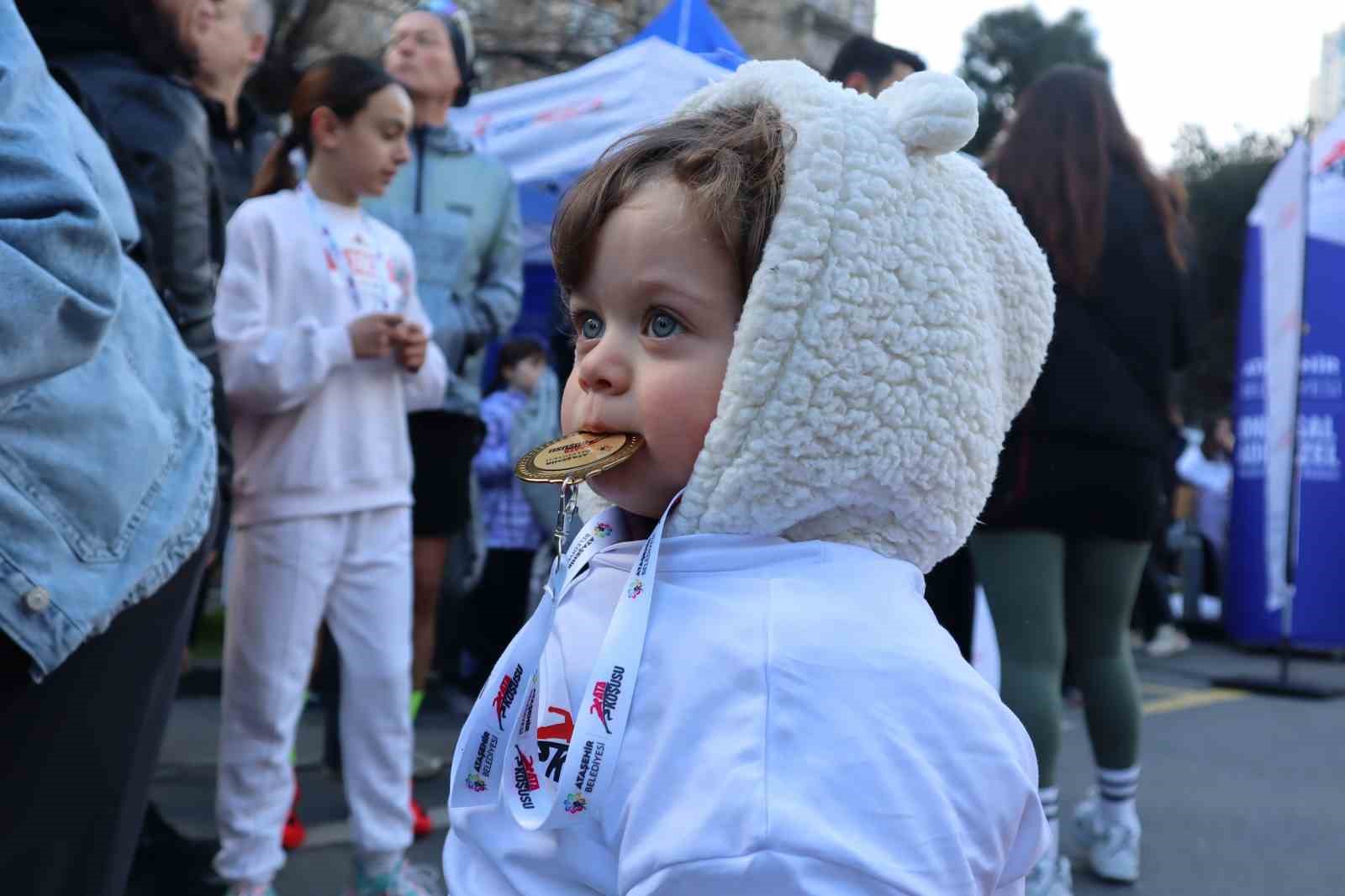 Ataşehir’de bir ilk: 1200 sporcu Ata Koşusu’nda ter döktü
Ataşehir’de bir ilk: 1200 sporcu Ata Koşusu’nda ter döktü