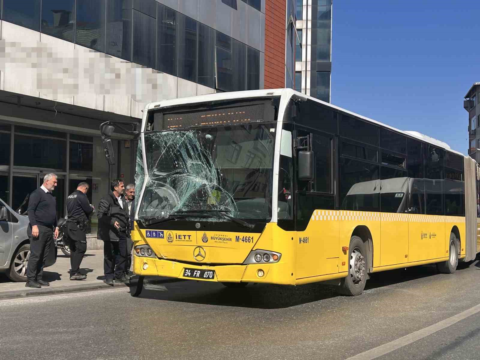 Ataşehir’de İETT otobüsleri çarpıştı: 1 yaralı
