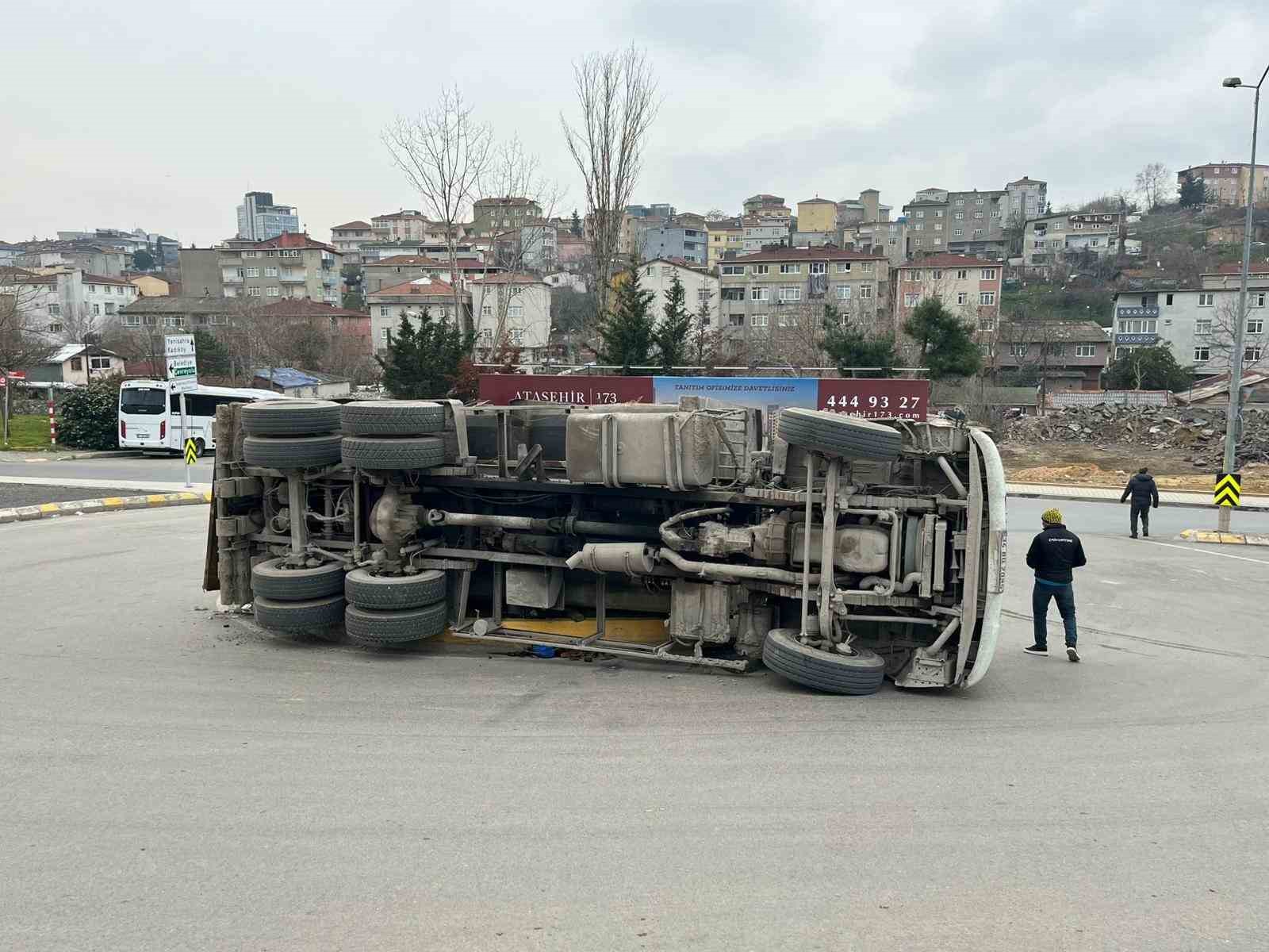 Ataşehir’de kamyon devrilerek yan yattı
