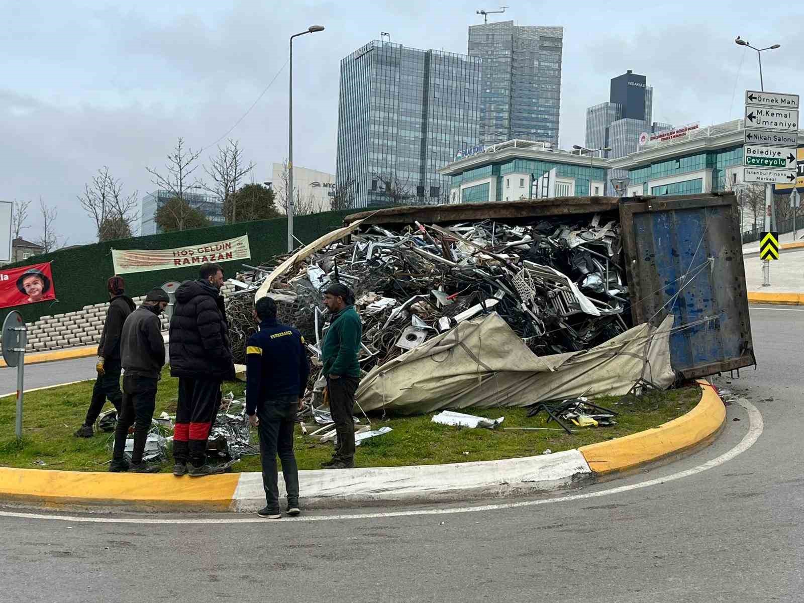 Ataşehir’de kamyon devrilerek yan yattı
