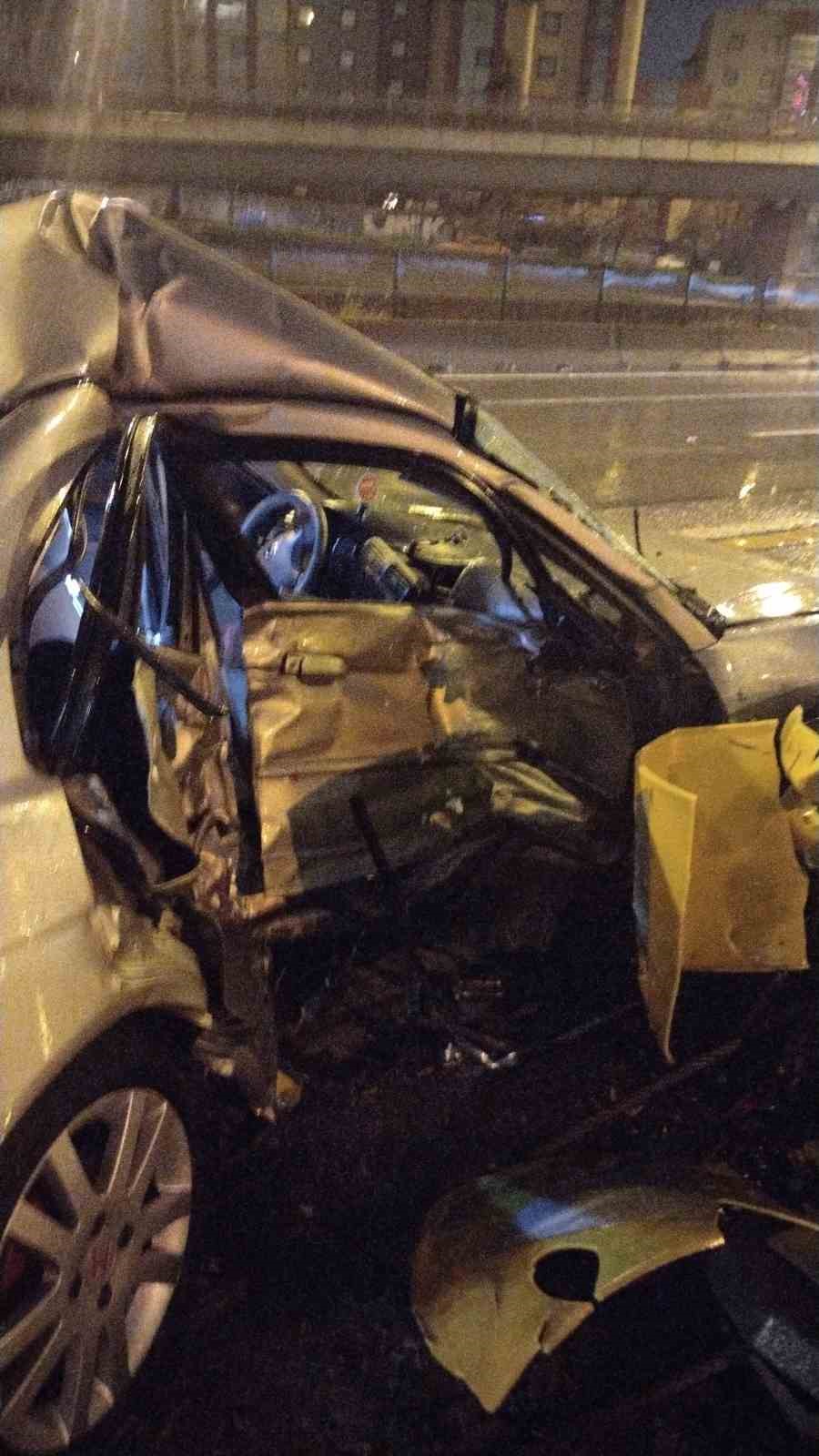 Ataşehir’de kontrolden çıkan otomobil bariyerlere ok gibi saplandı: 1 Ağır yaralı
