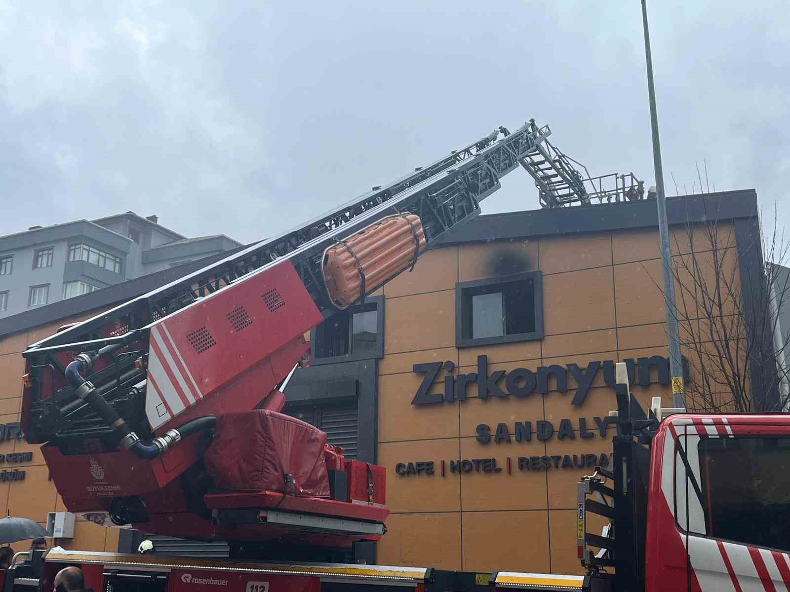 Ataşehir’de metal imalathanesinde yangın paniği
