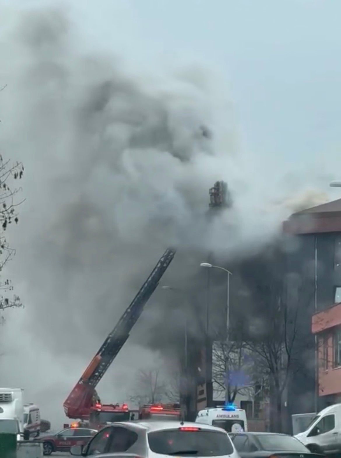 Ataşehir’de metal imalathanesinde yangın paniği
