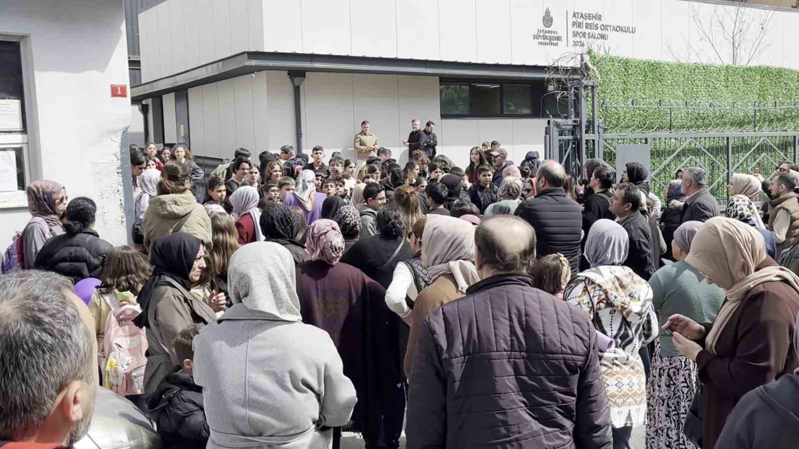 Ataşehir’de ortaokulda zehirlenme iddiası: Çok sayıda öğrenci hastaneye kaldırıldı
