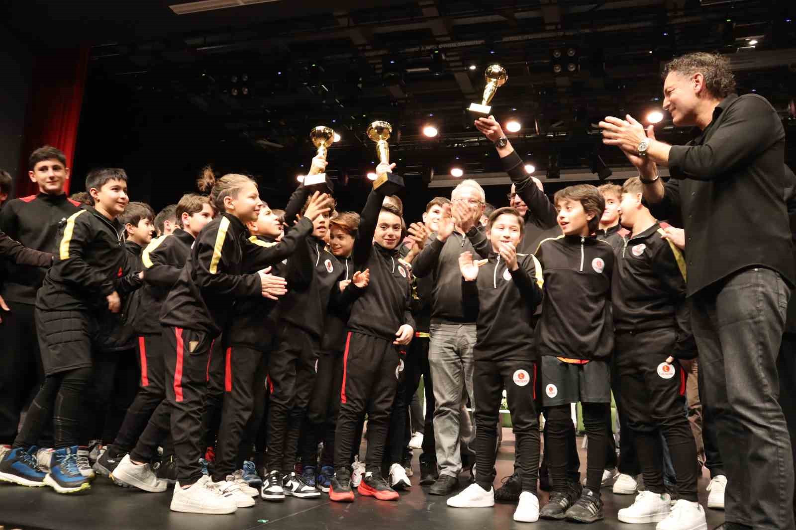 Ataşehir’de sanat ve spor alanında ünlü isimleri buluşturan panel
Ataşehir’de sanat ve spor alanında ünlü isimleri buluşturan panel